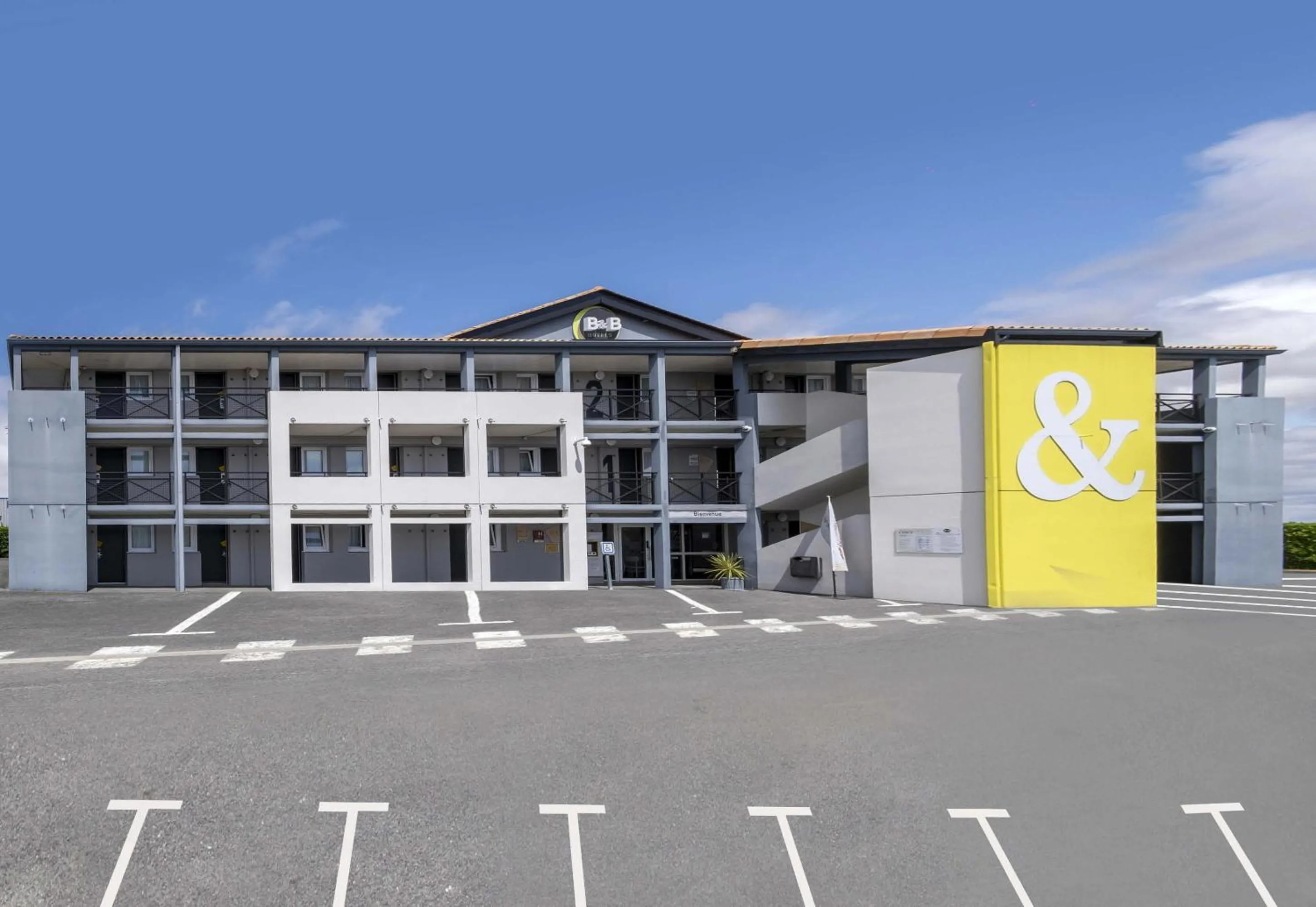 Facade/entrance in B&B HOTEL La Rochelle Angoulins