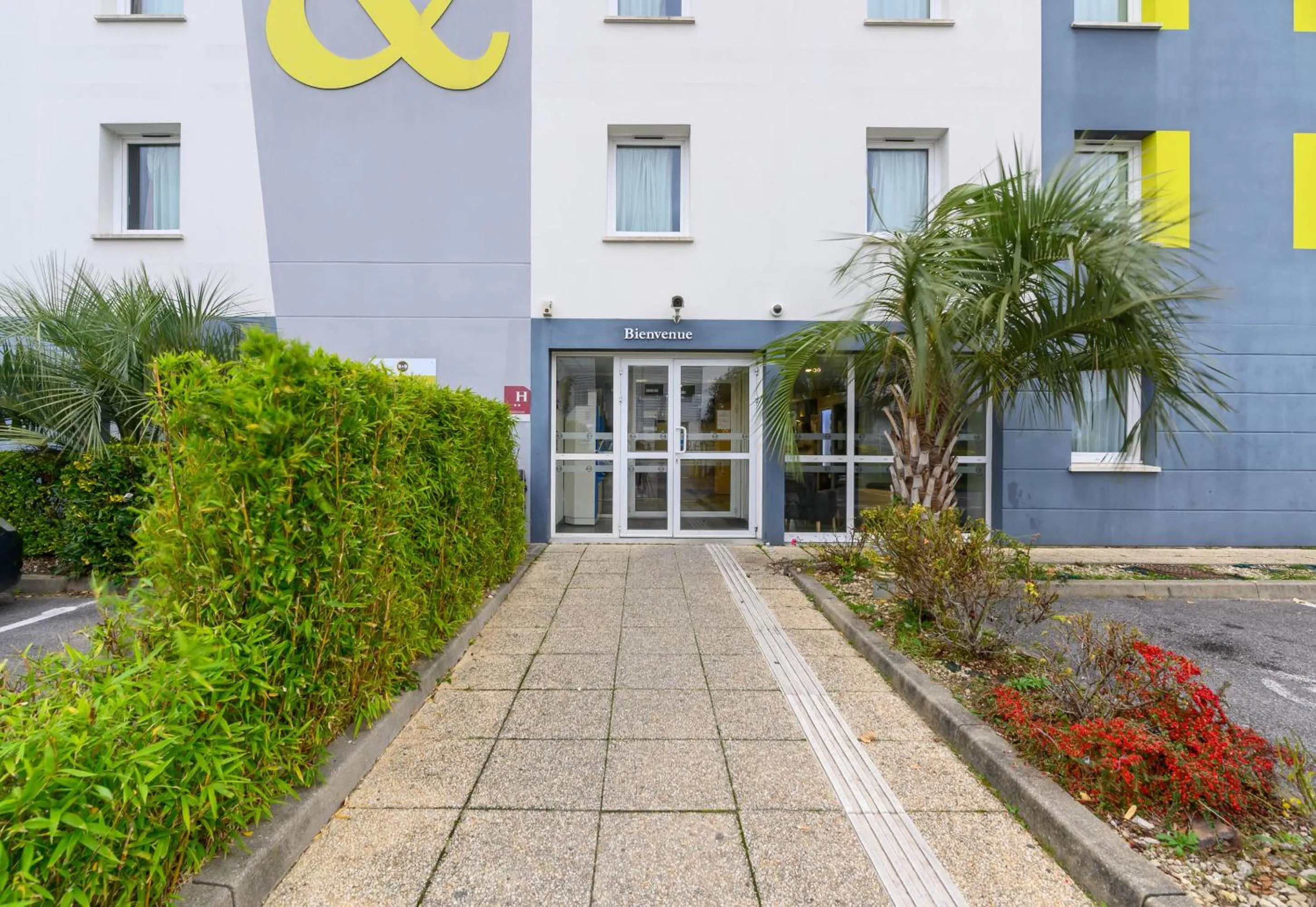 Facade/entrance in B&B HOTEL Creil Chantilly