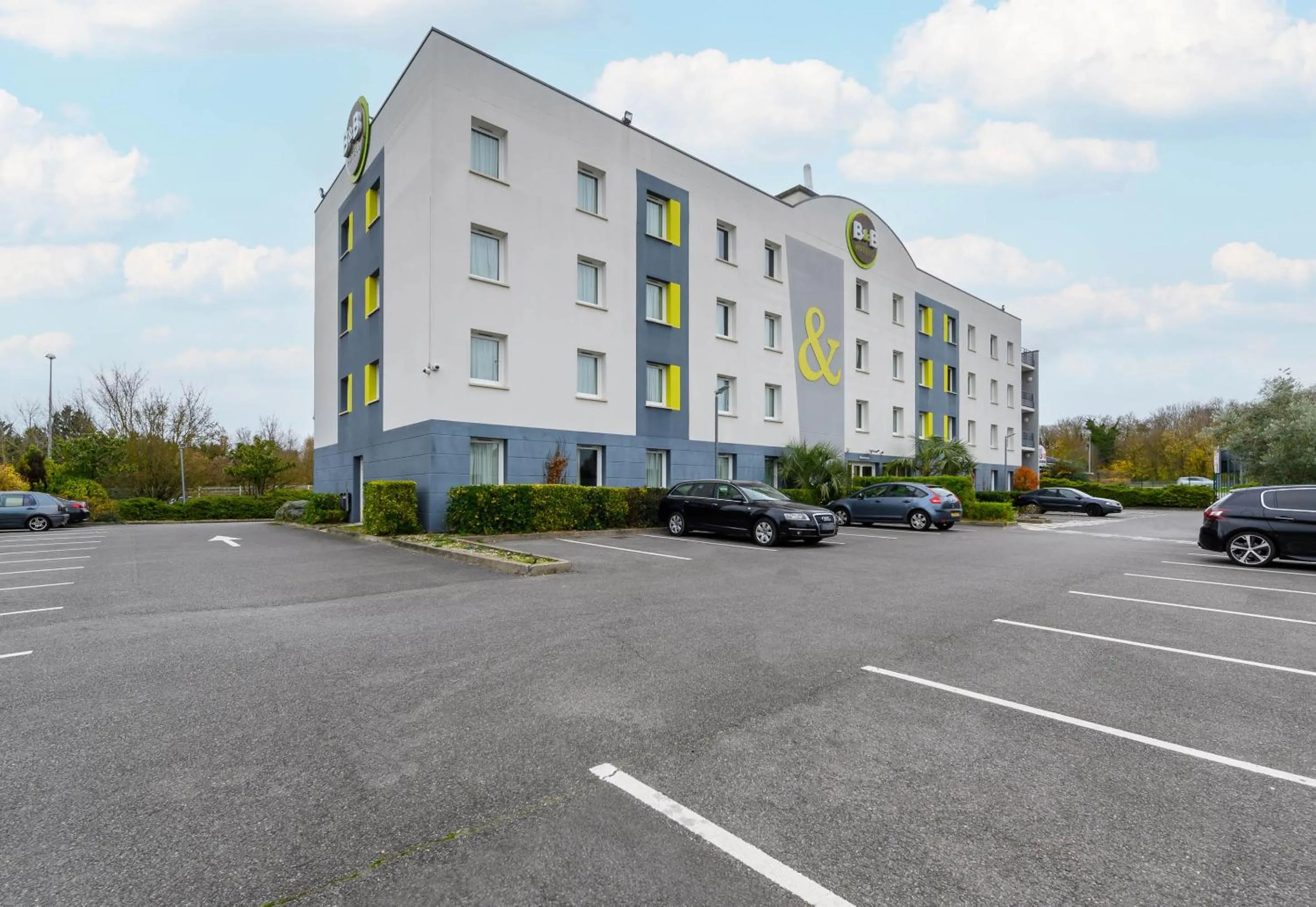Property building in B&B HOTEL Creil Chantilly