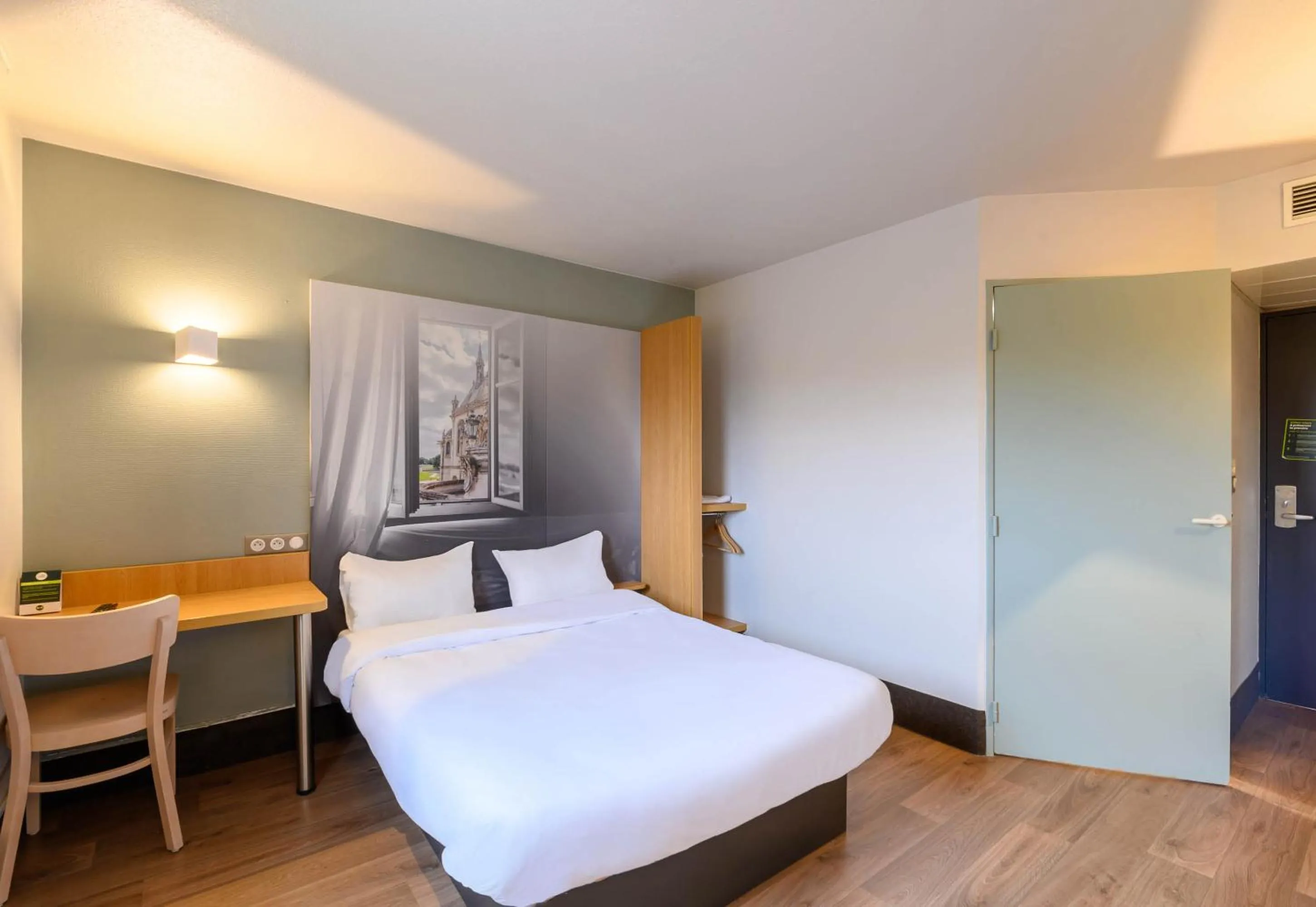 Bedroom, Bed in B&B HOTEL Creil Chantilly