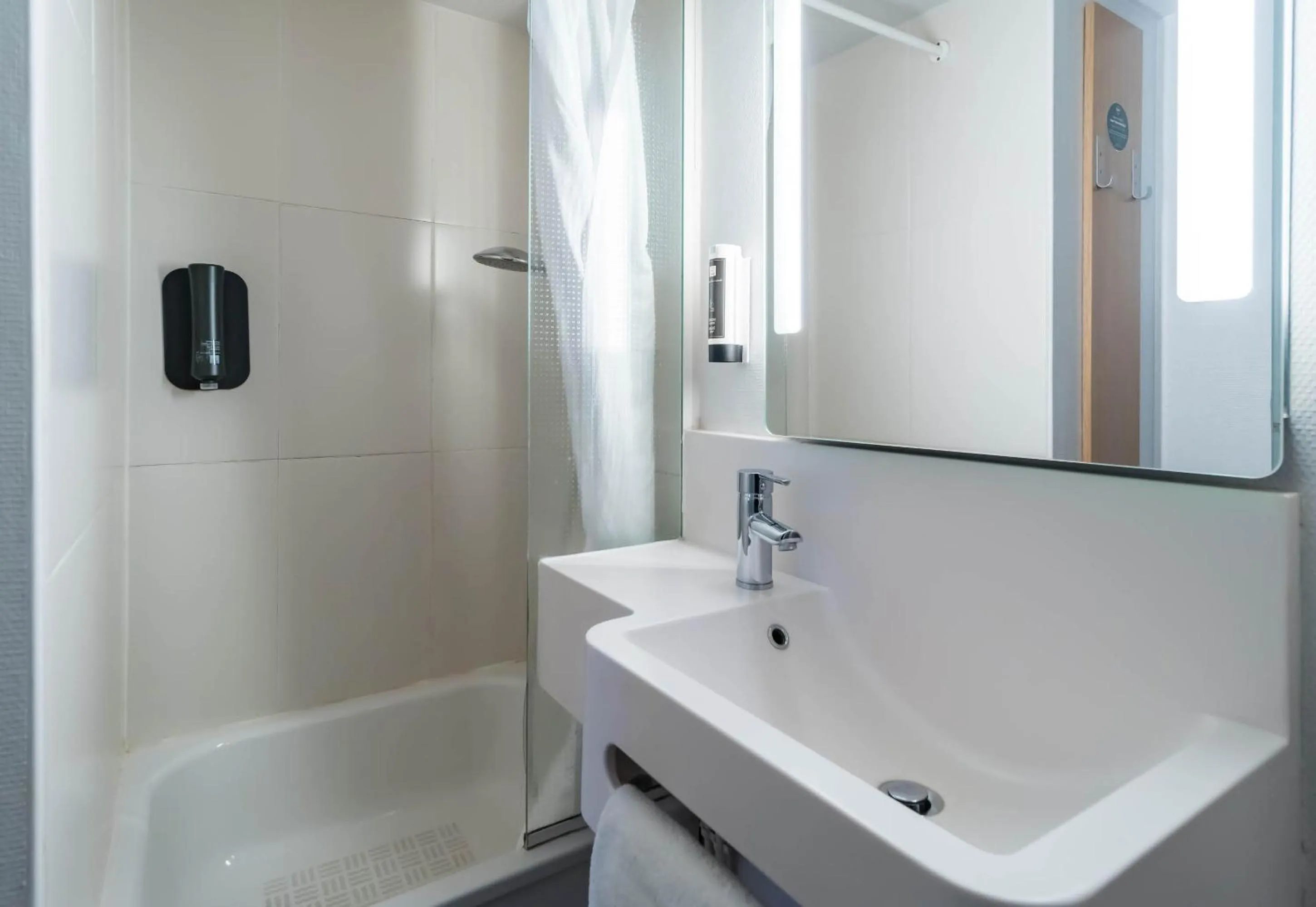 Bathroom in B&B HOTEL Creil Chantilly