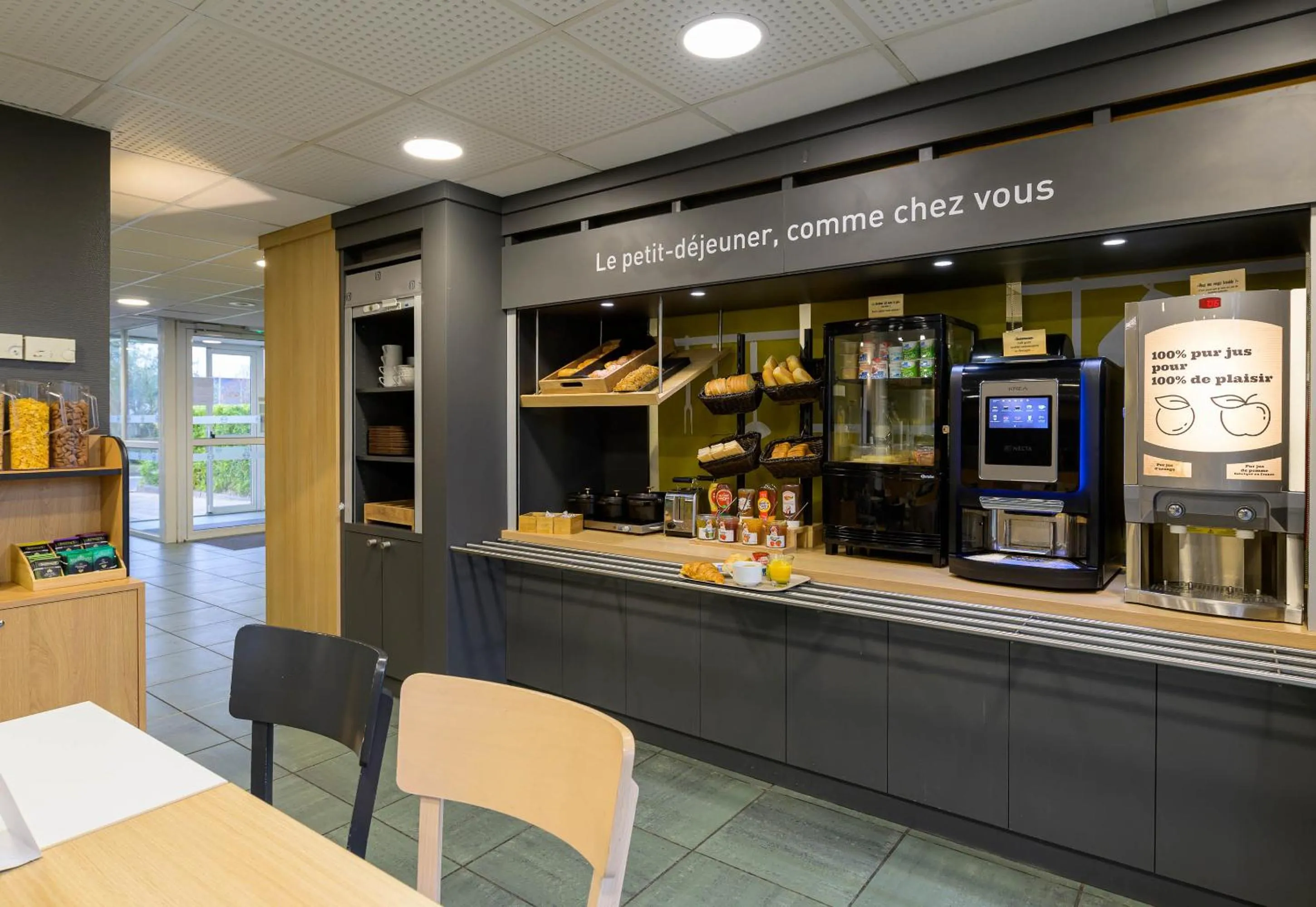 Buffet breakfast in B&B HOTEL Creil Chantilly