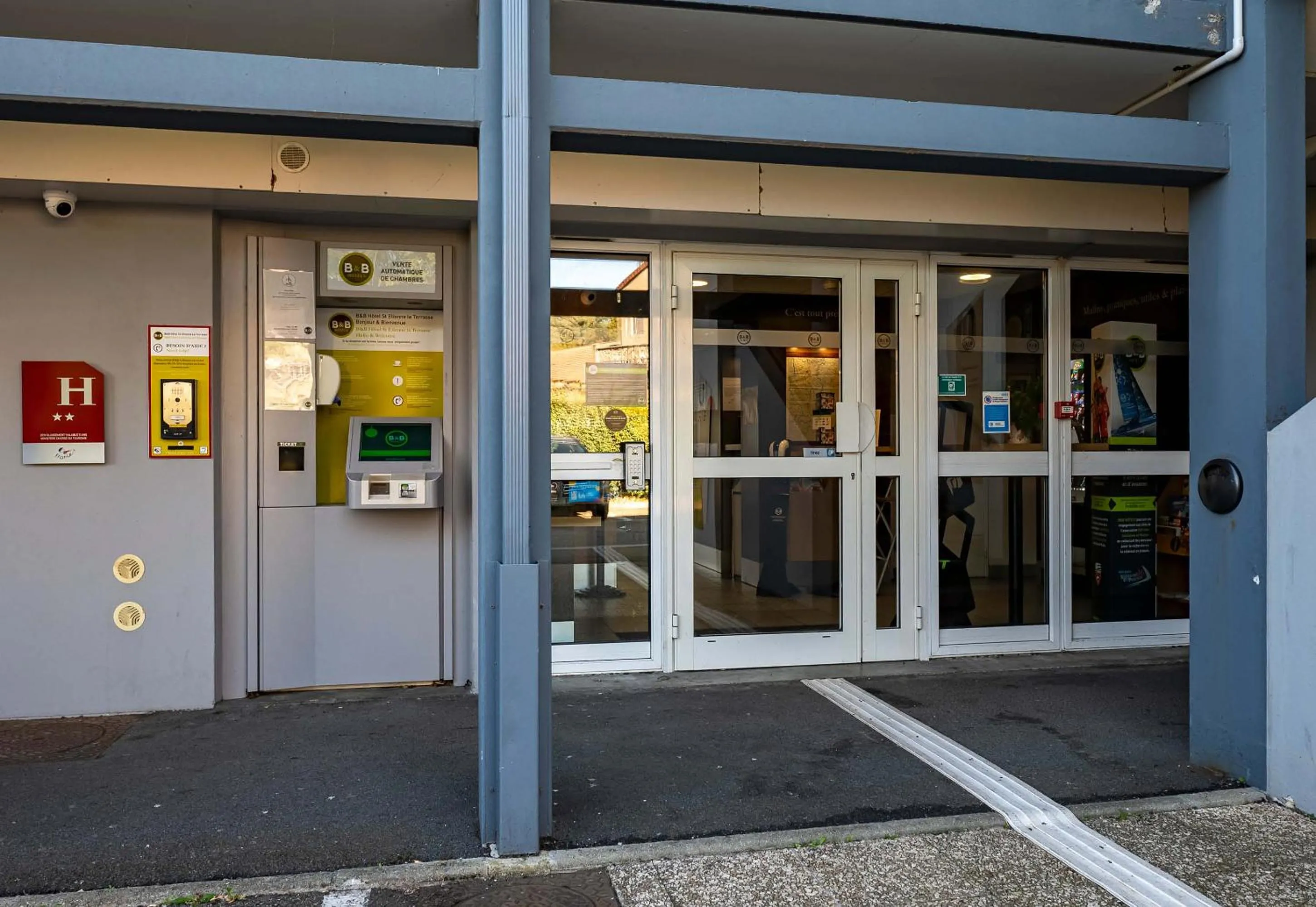 Facade/entrance in B&B HOTEL Saint-Etienne La Terrasse