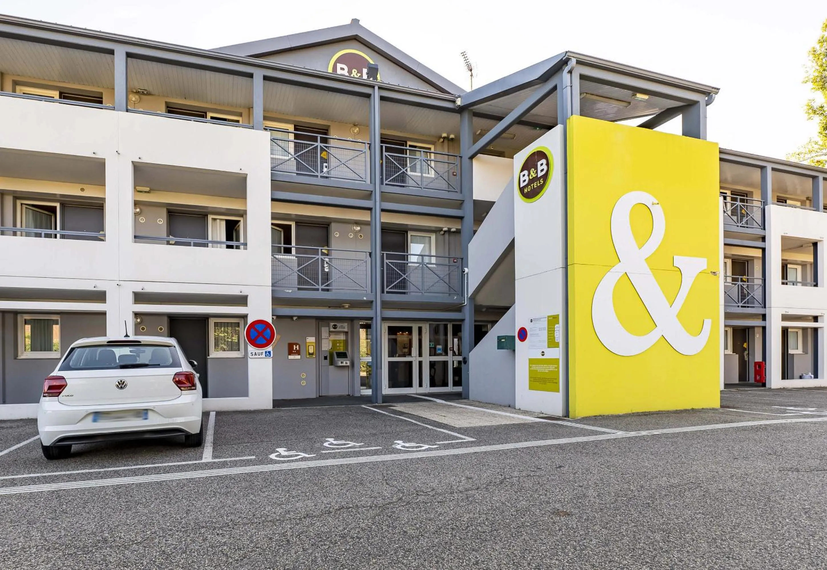 Facade/entrance in B&B HOTEL Saint-Etienne La Terrasse