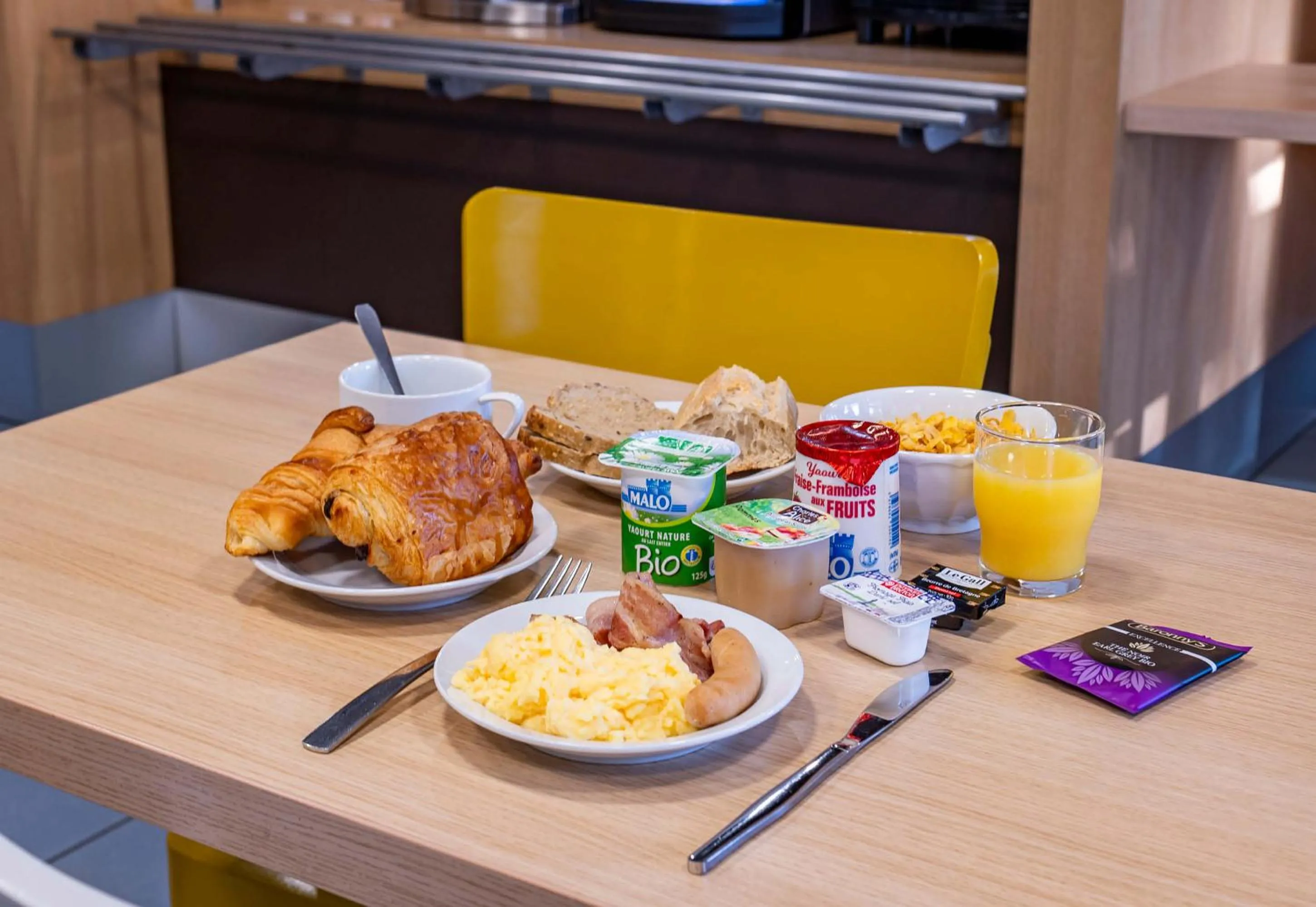 Buffet breakfast in B&B HOTEL Saint-Etienne La Terrasse