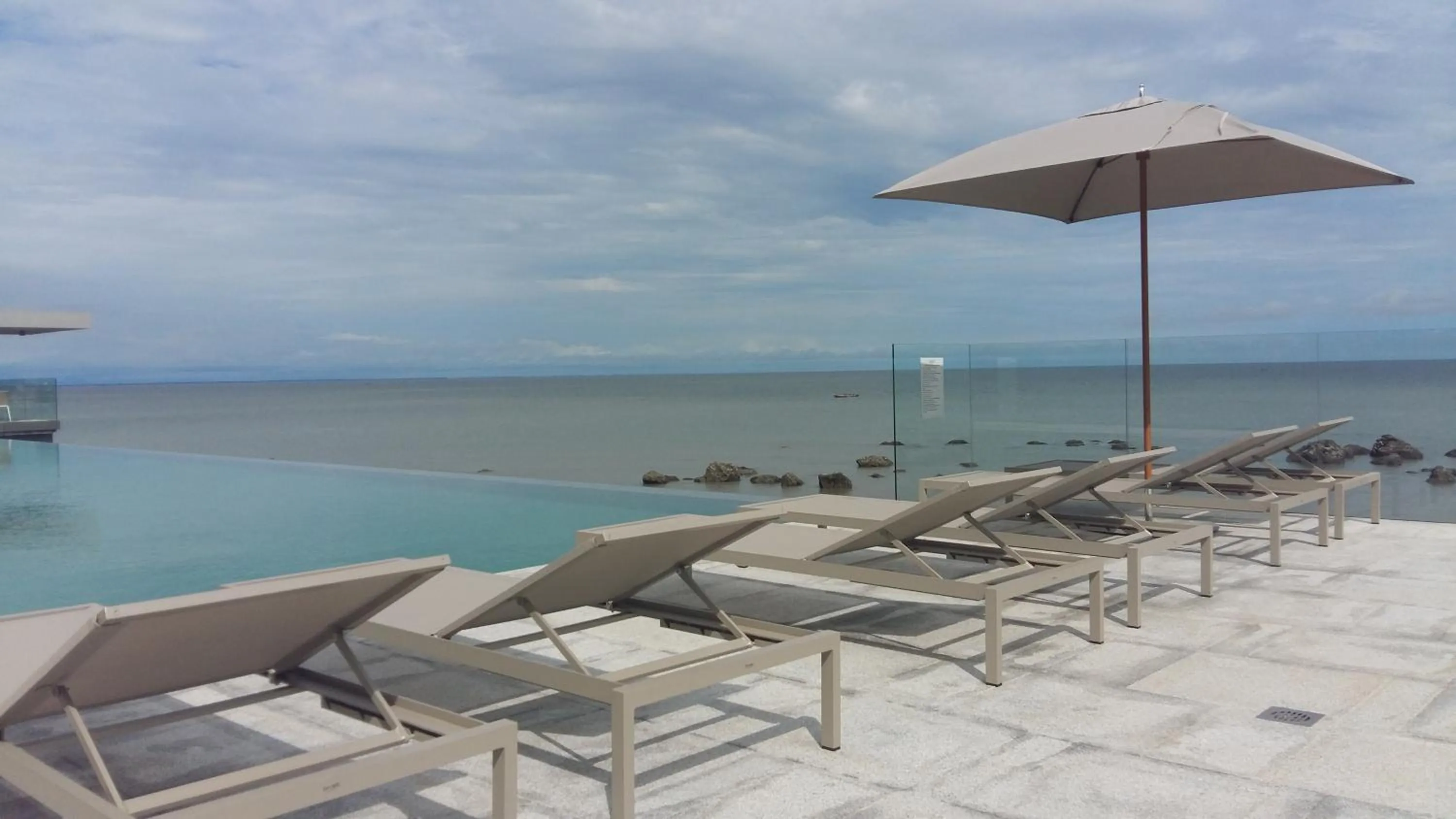 Swimming pool in Noom Hotel Conakry