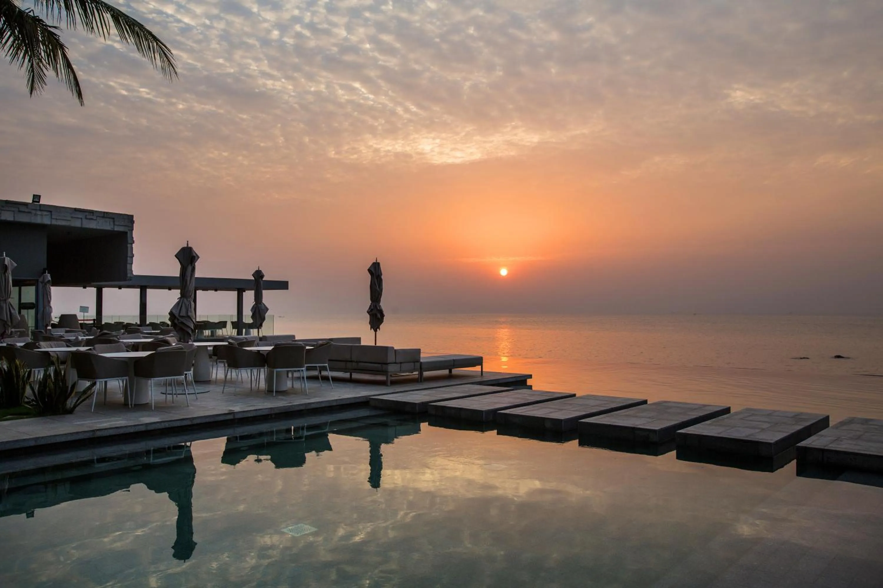 Swimming pool in Noom Hotel Conakry