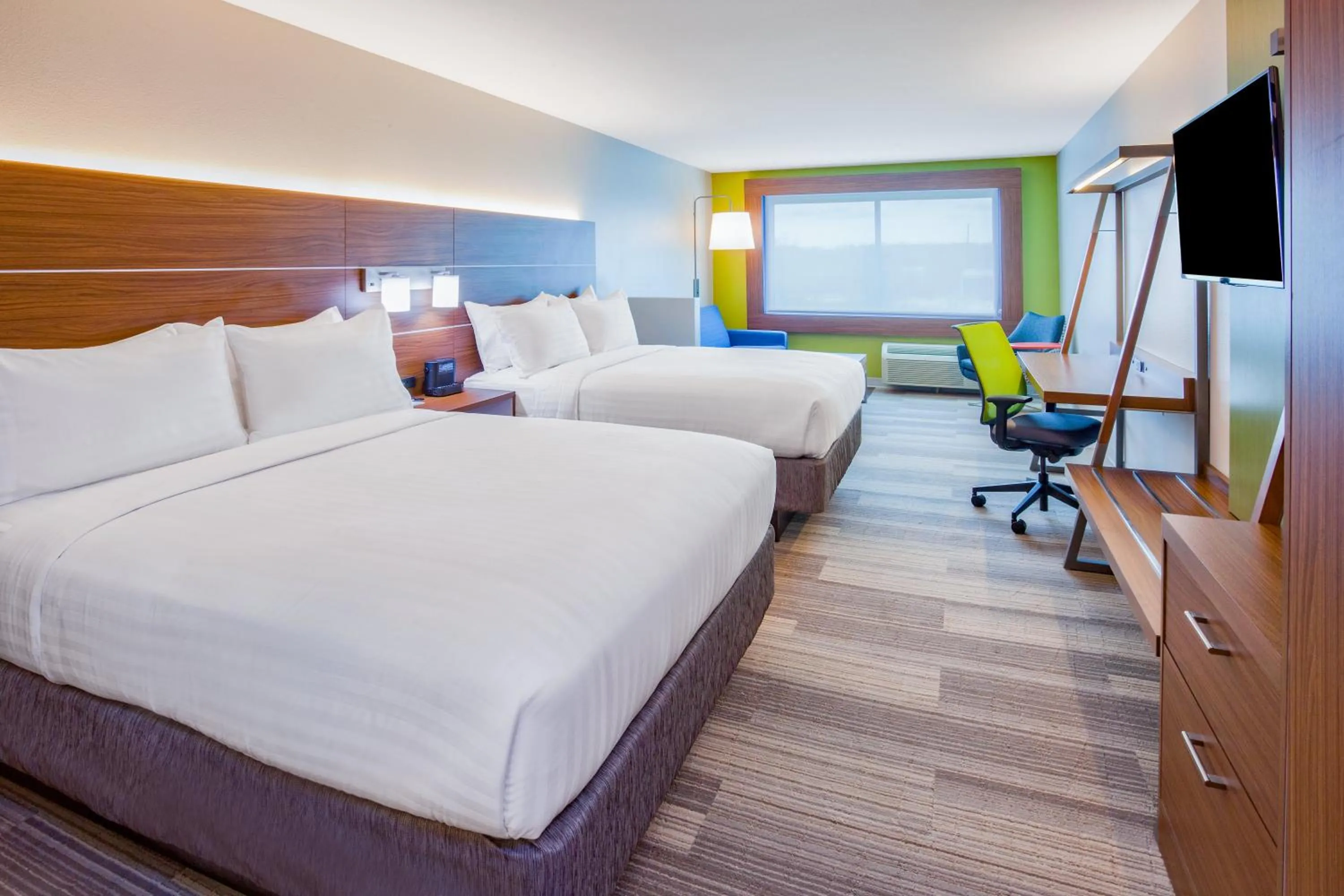 Photo of the whole room, Bed in Holiday Inn Express and Suites Des Moines Downtown by IHG