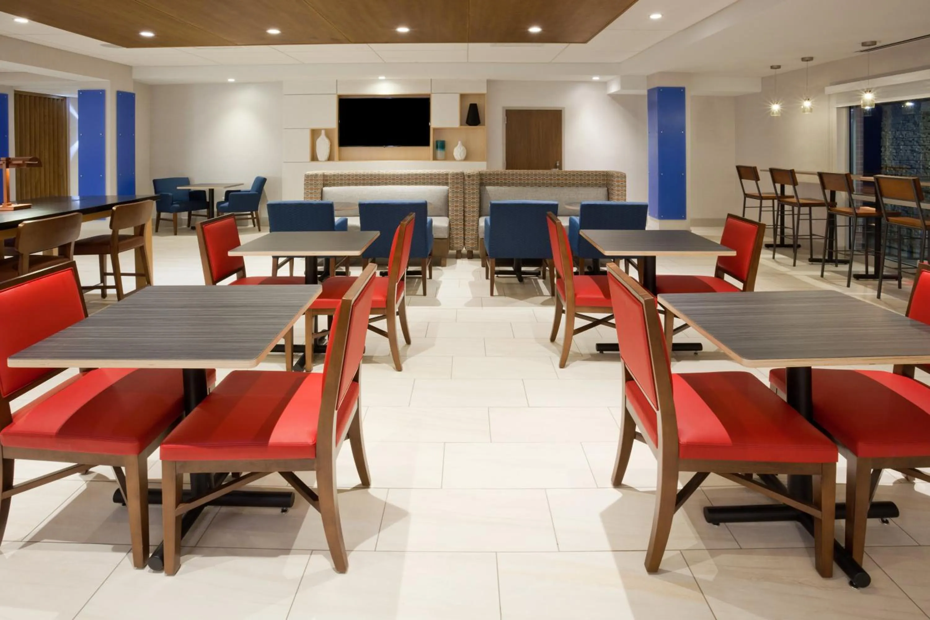 Breakfast in Holiday Inn Express and Suites Des Moines Downtown by IHG