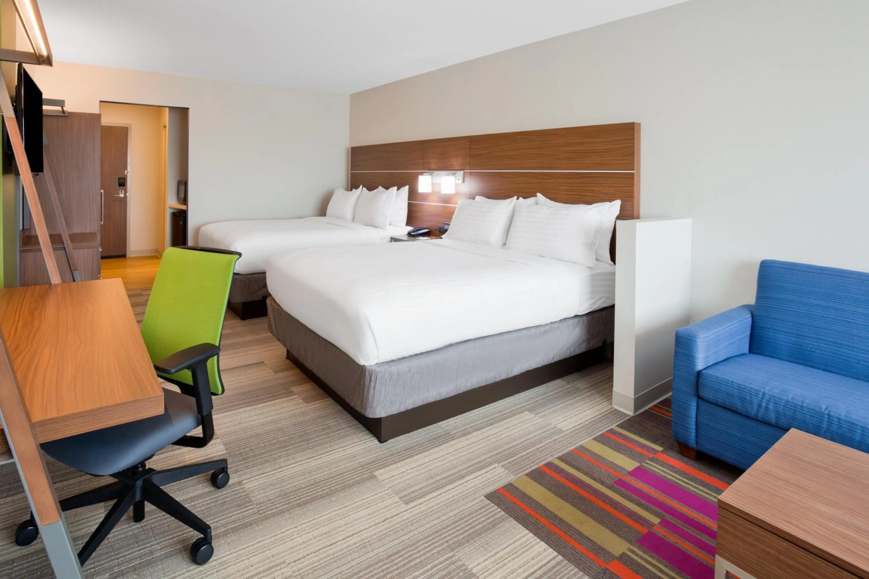 Photo of the whole room, Bed in Holiday Inn Express and Suites Des Moines Downtown by IHG