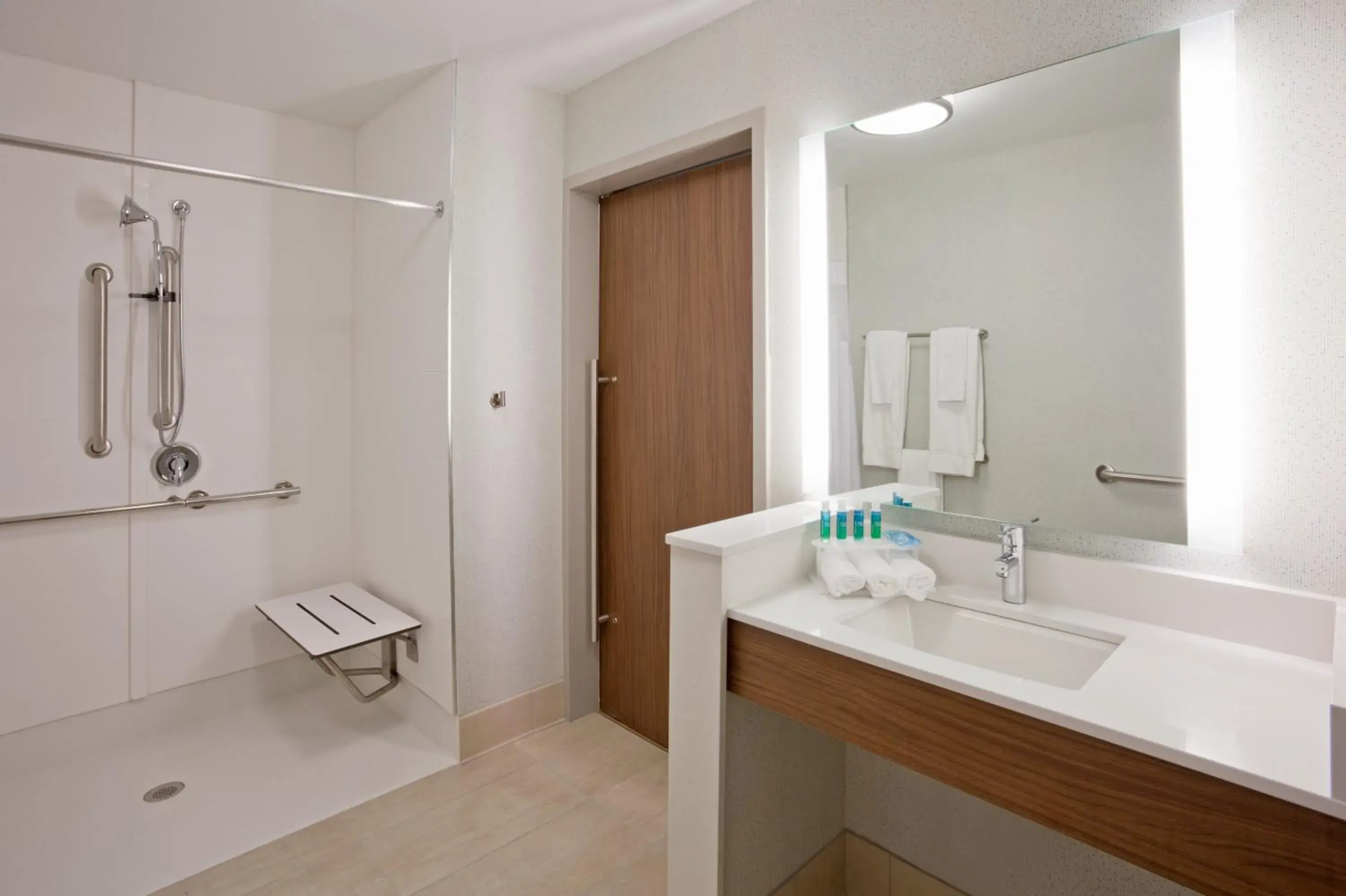 King Room - Hearing Accessible - Roll-in Shower in Holiday Inn Express and Suites Des Moines Downtown by IHG King Room - Hearing Accessible - Roll-in Shower in Holiday Inn Express and Suites Des Moines Downtown by IHG