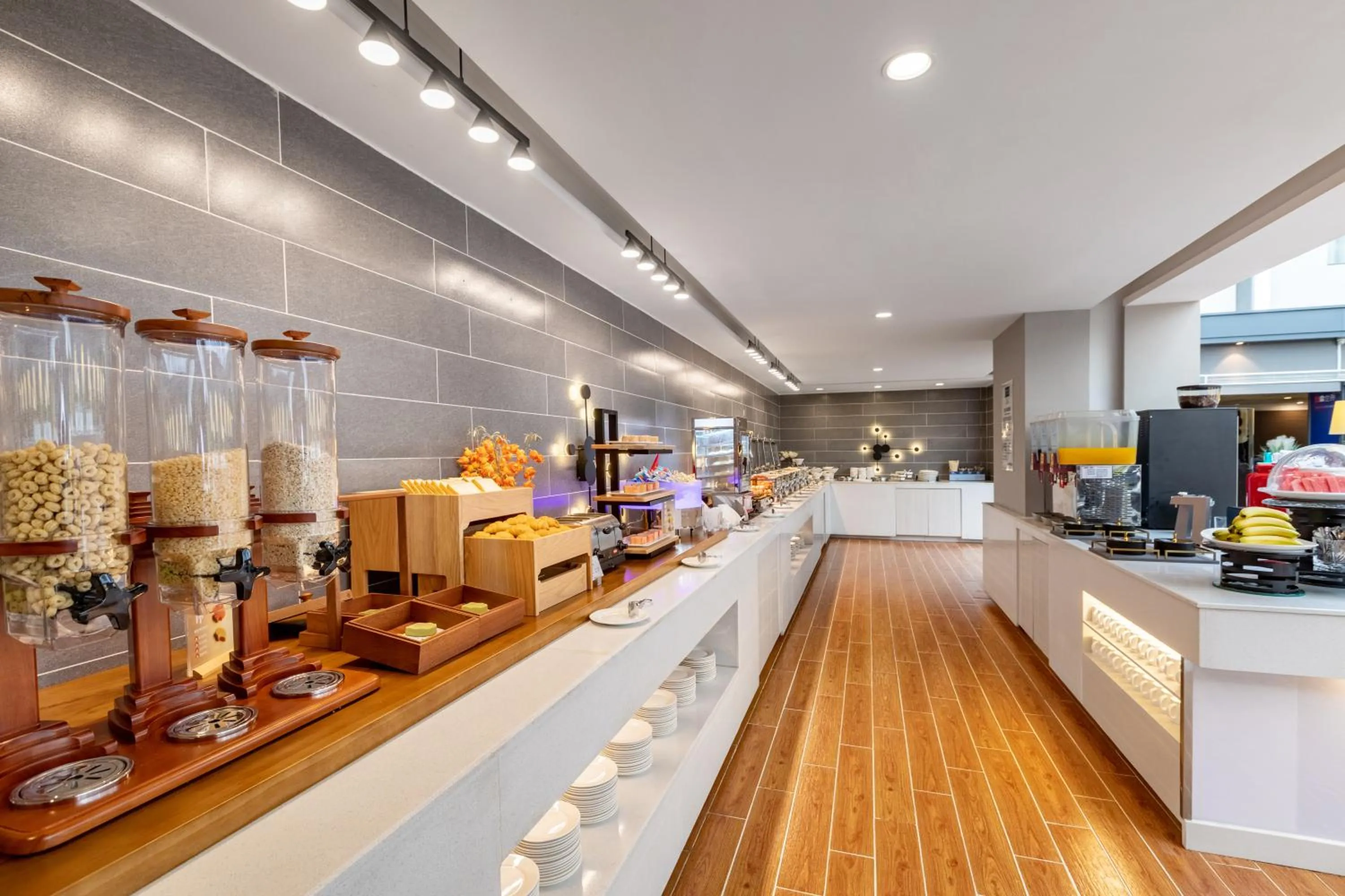 Restaurant/places to eat in Holiday Inn Express Shenyang North Station by IHG