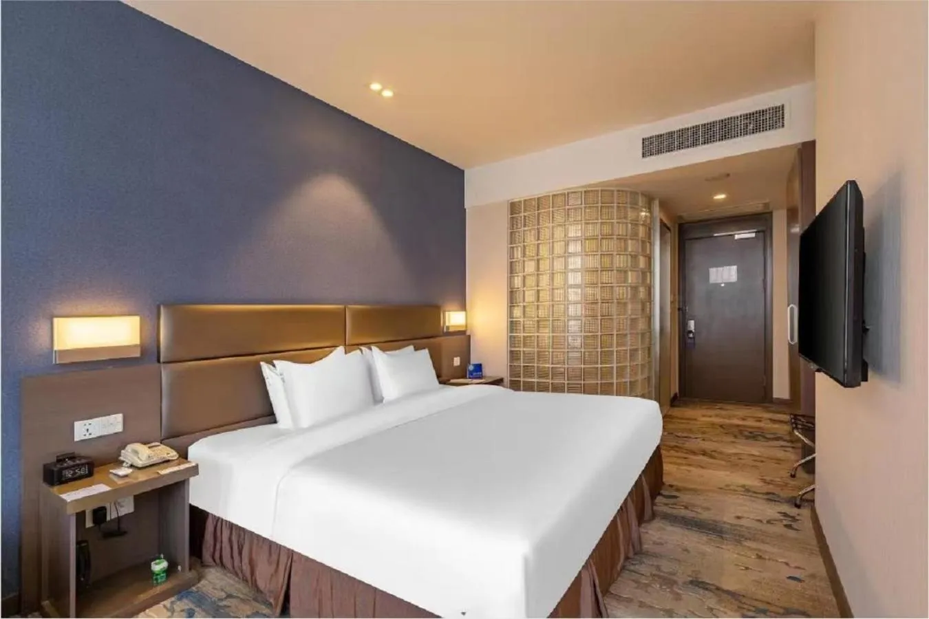 Property building, Bed in Holiday Inn Express Shenyang North Station by IHG