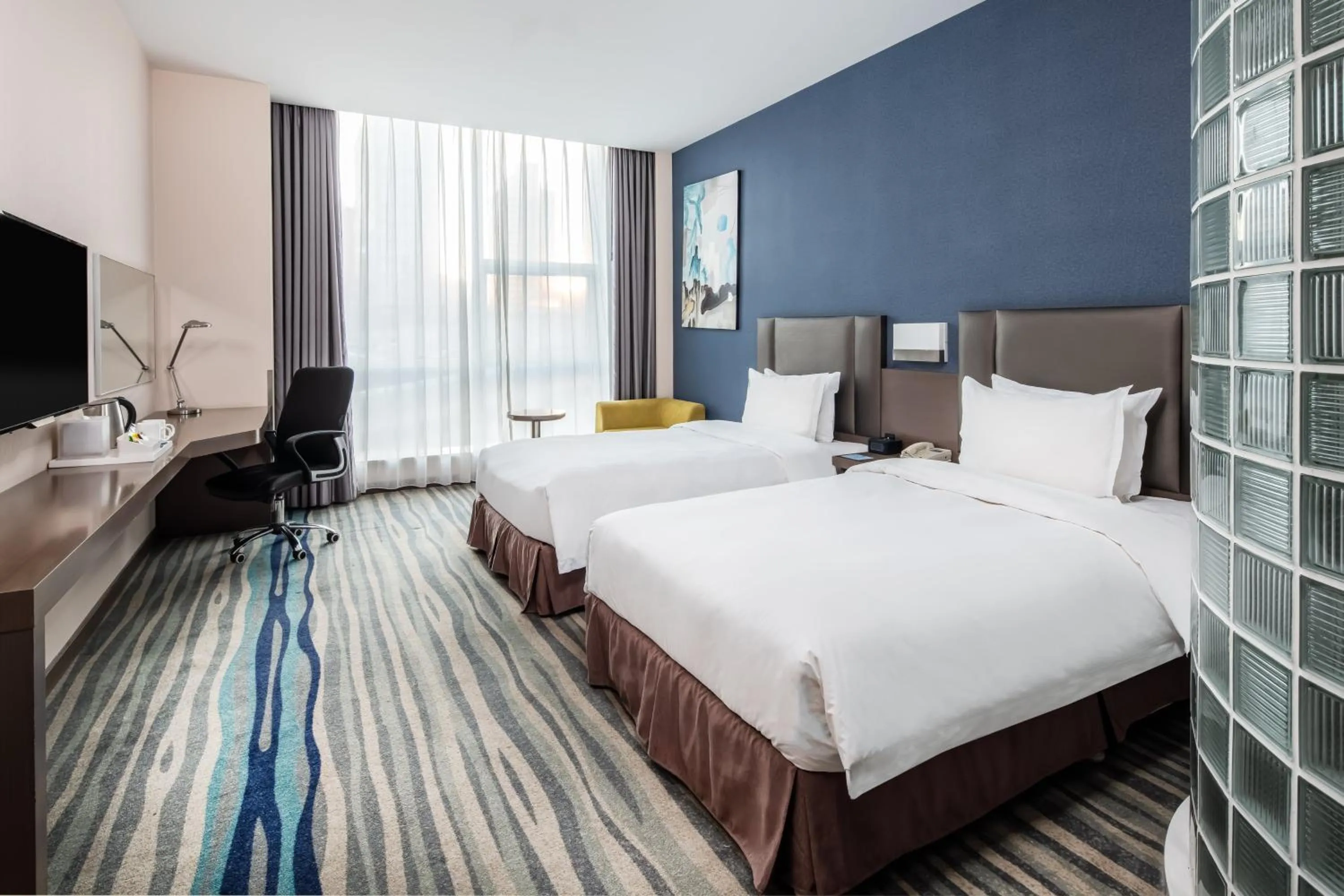 Photo of the whole room, Bed in Holiday Inn Express Shenyang North Station by IHG