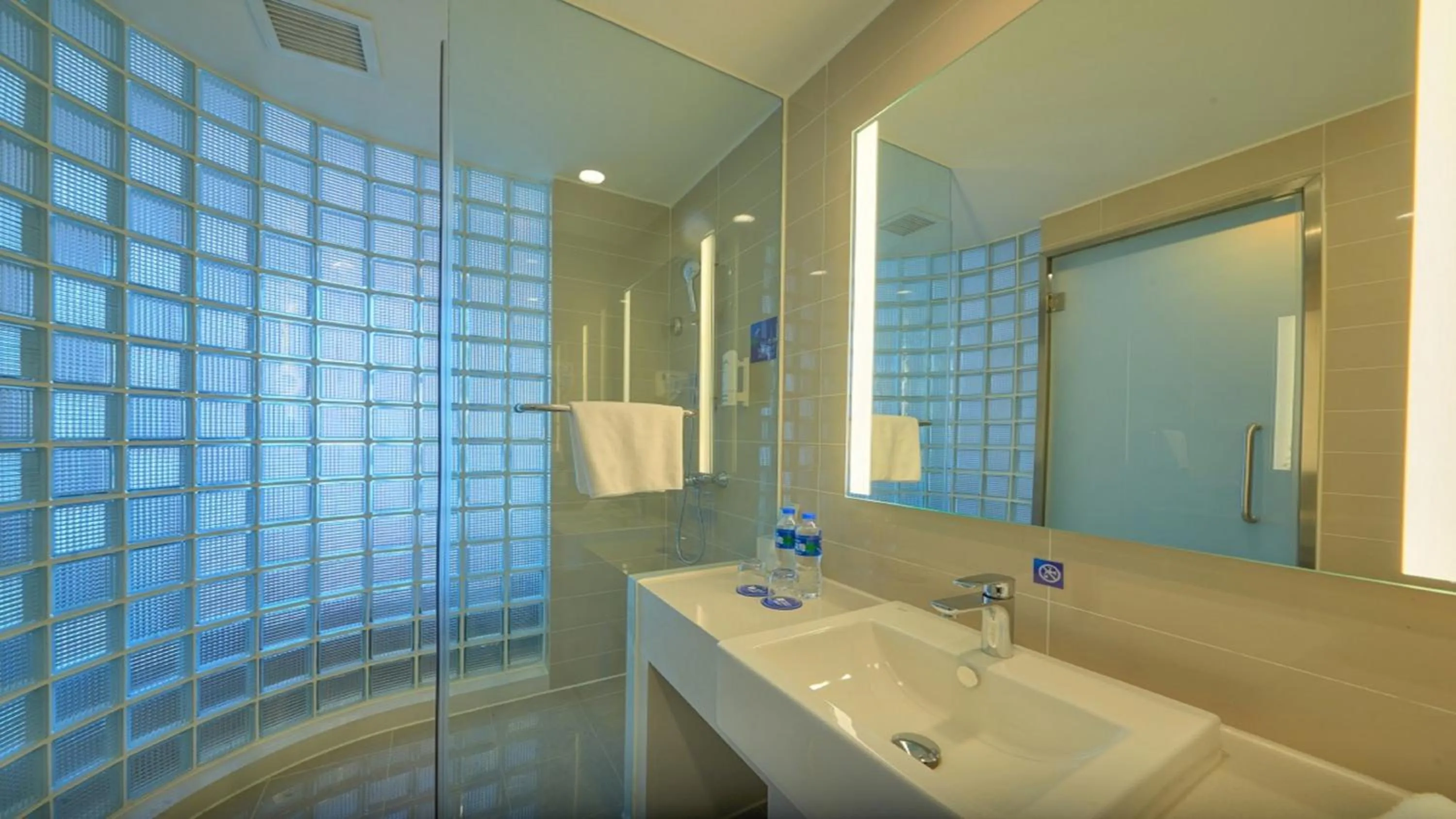 Bedroom in Holiday Inn Express Shenyang North Station by IHG