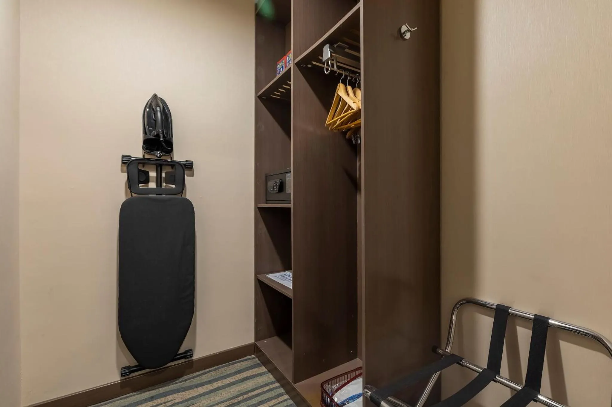 Photo of the whole room in Holiday Inn Express Shenyang North Station by IHG