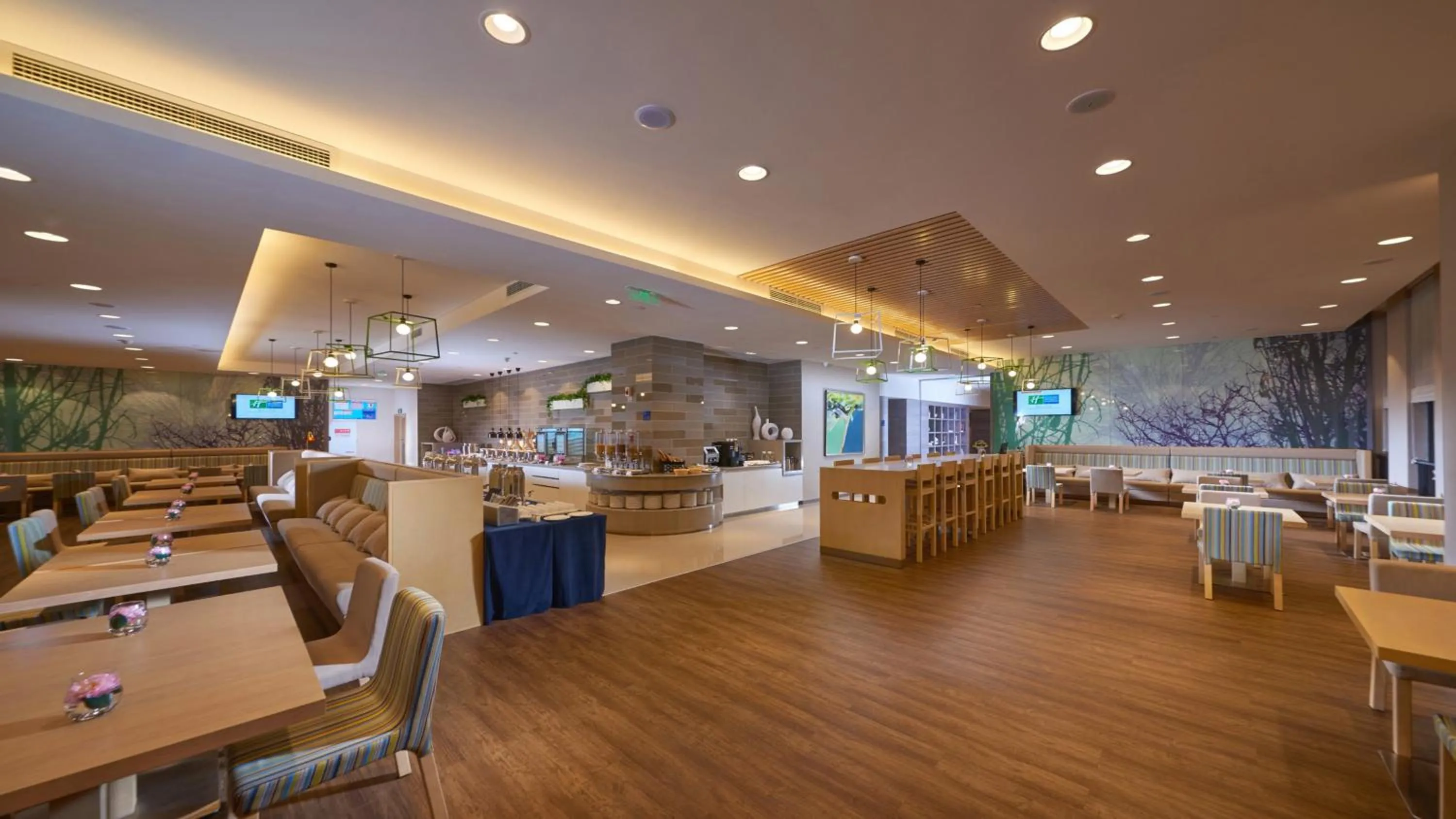 Restaurant/places to eat in Holiday Inn Express Chongqing University Town by IHG