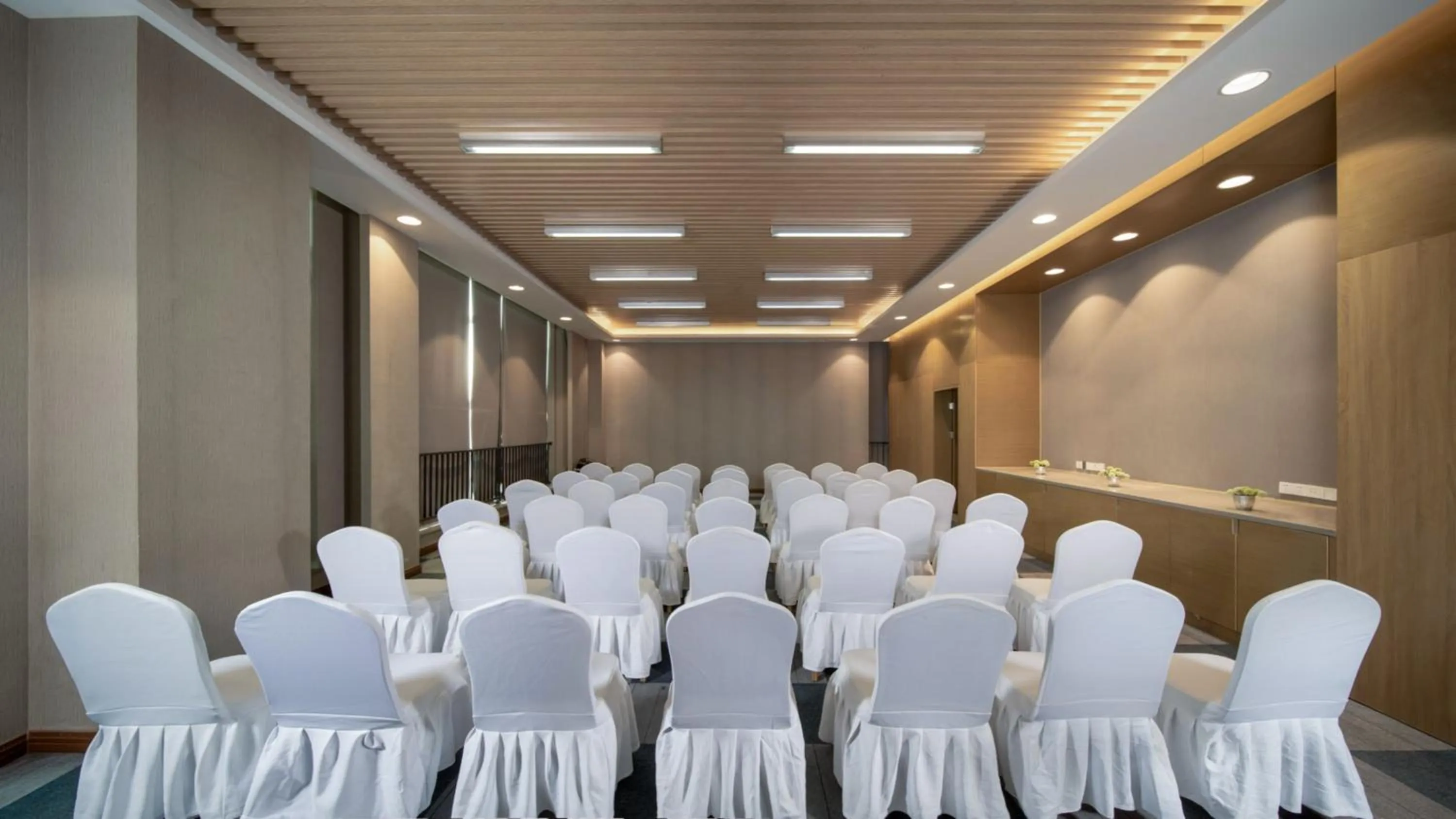 Meeting/conference room in Holiday Inn Express Chongqing University Town by IHG