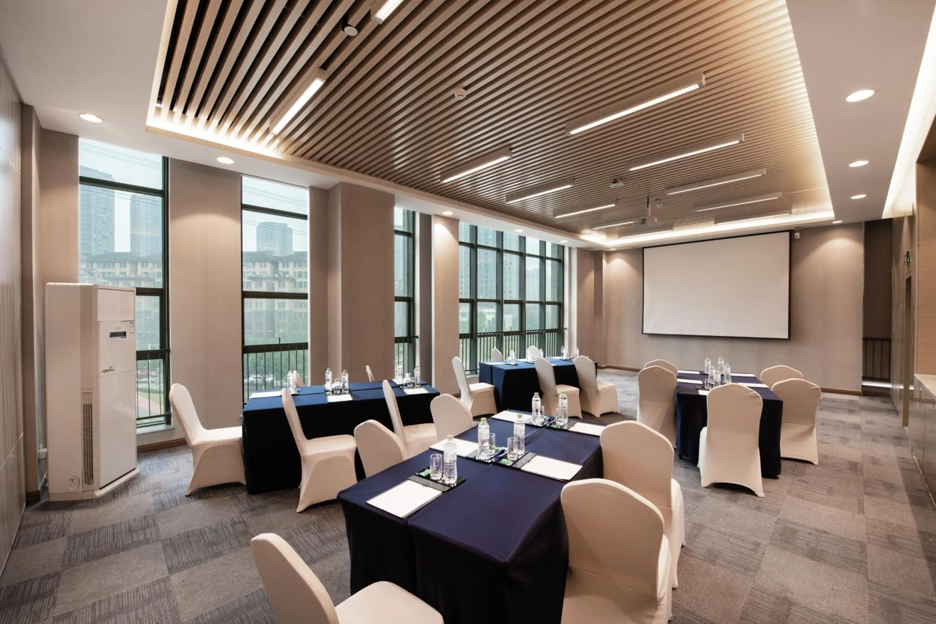 Meeting/conference room in Holiday Inn Express Chongqing University Town by IHG