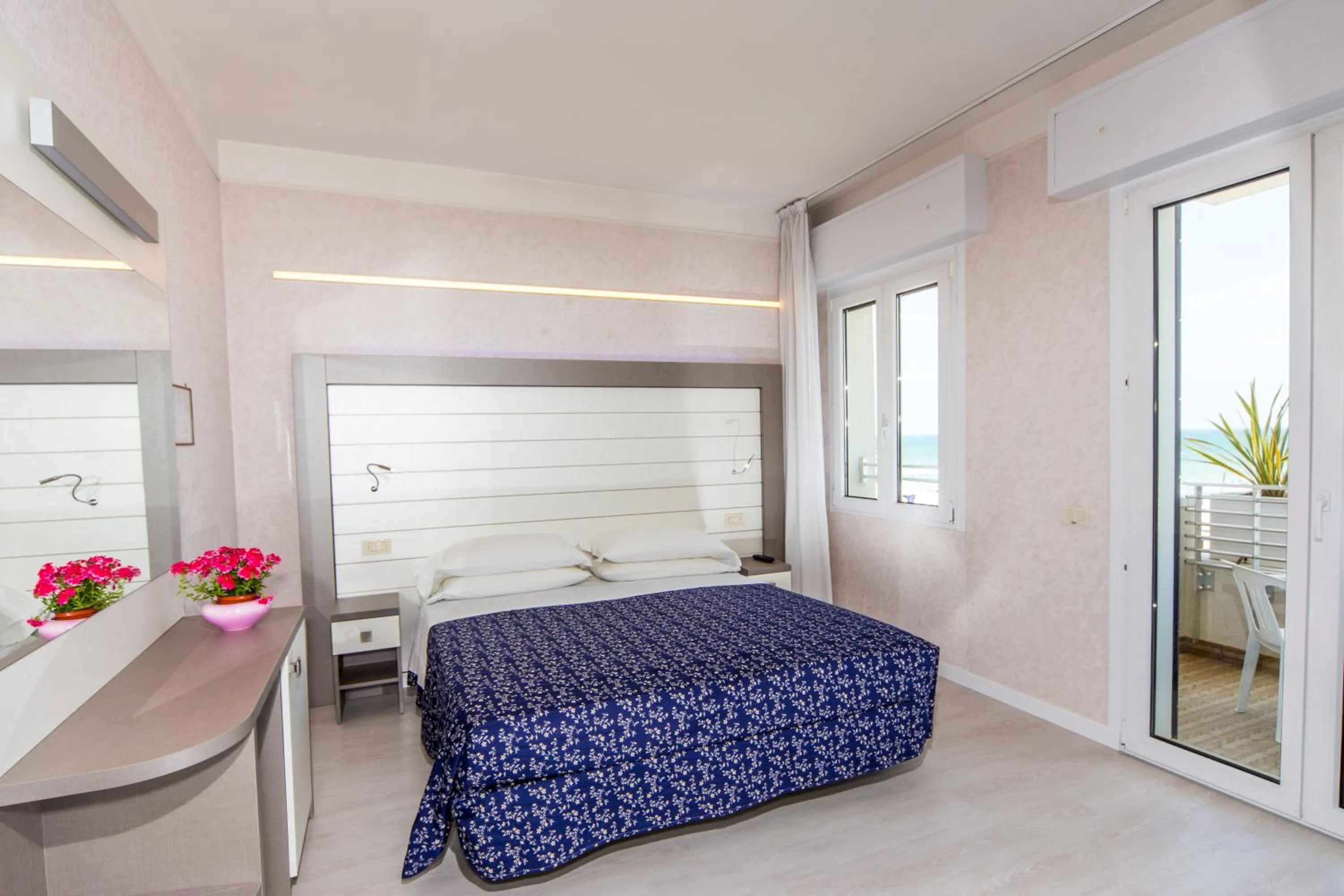 Photo of the whole room, Bed in Hotel Record