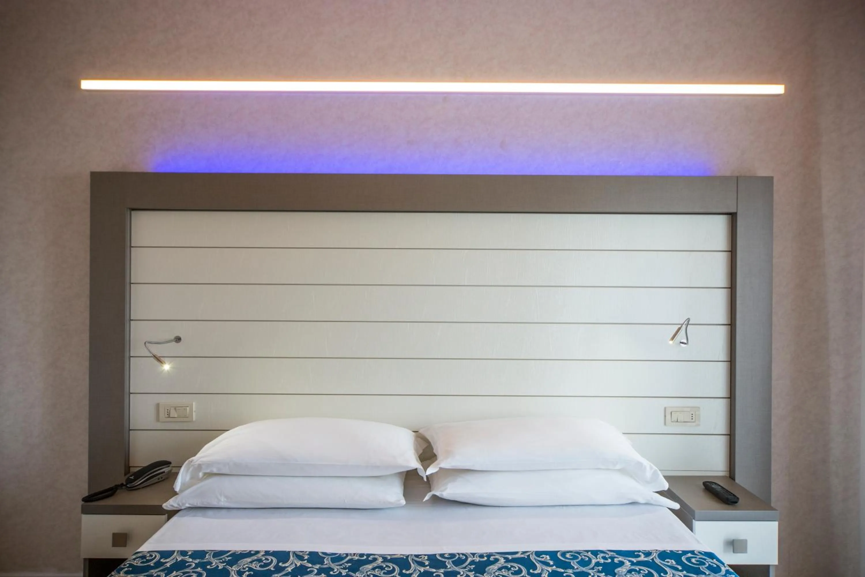 Photo of the whole room, Bed in Hotel Record