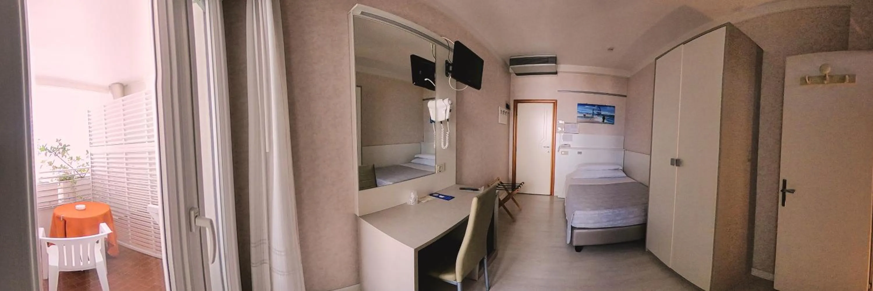 Bedroom, Bed in Hotel Record