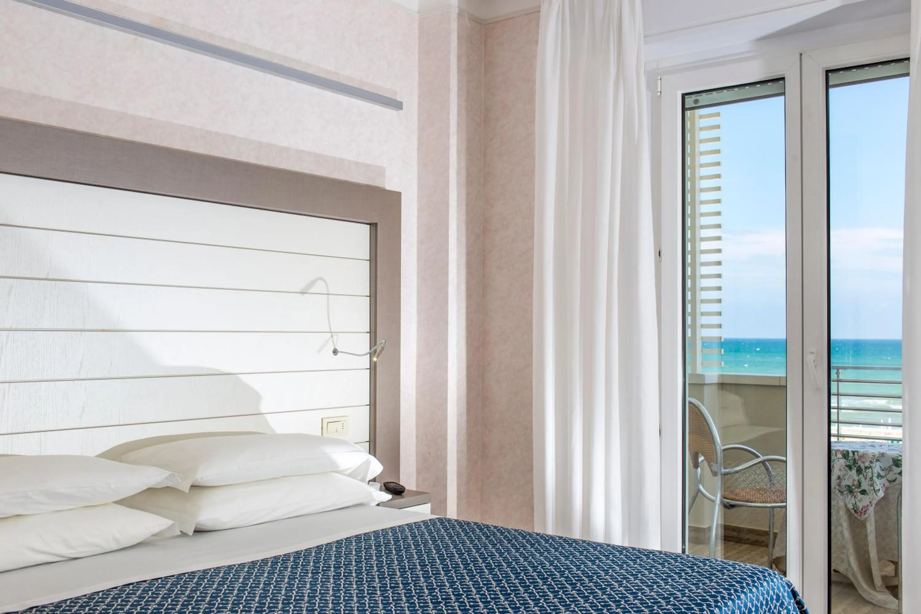 Balcony/Terrace, Bed in Hotel Record