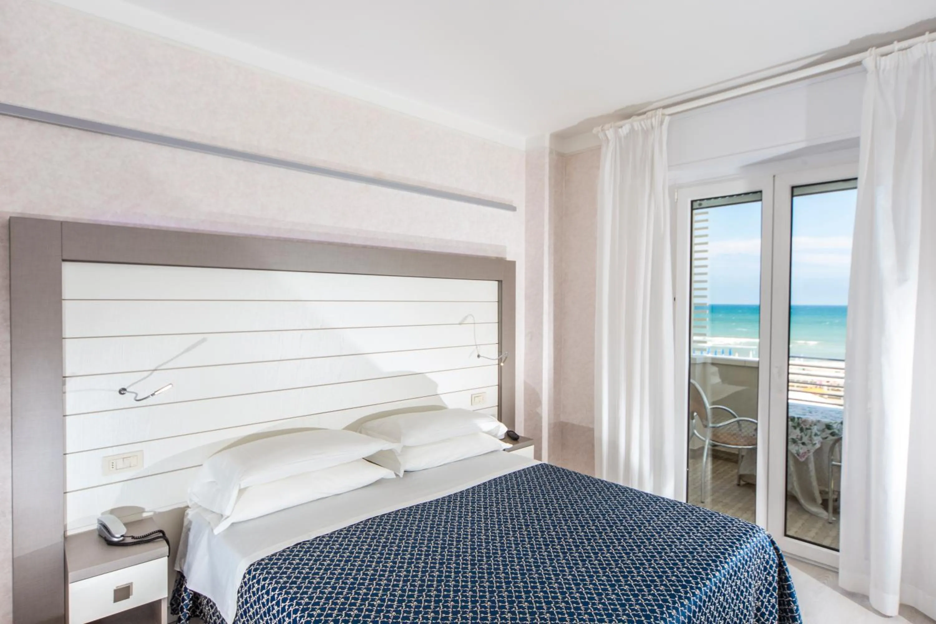 Balcony/Terrace, Bed in Hotel Record