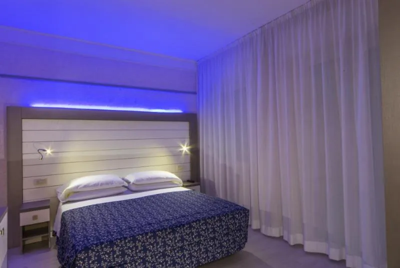 Photo of the whole room, Bed in Hotel Record