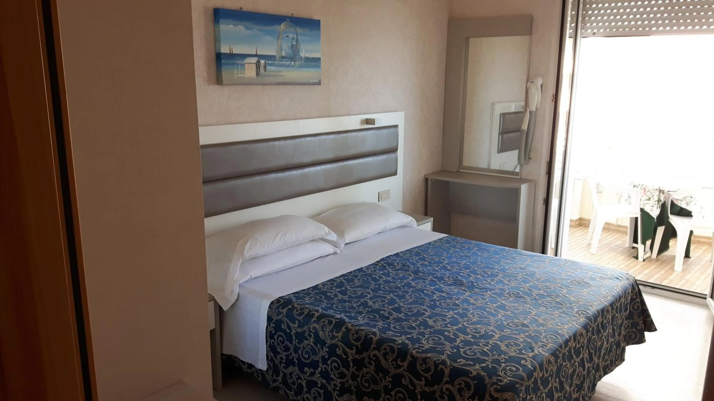 Photo of the whole room, Bed in Hotel Record