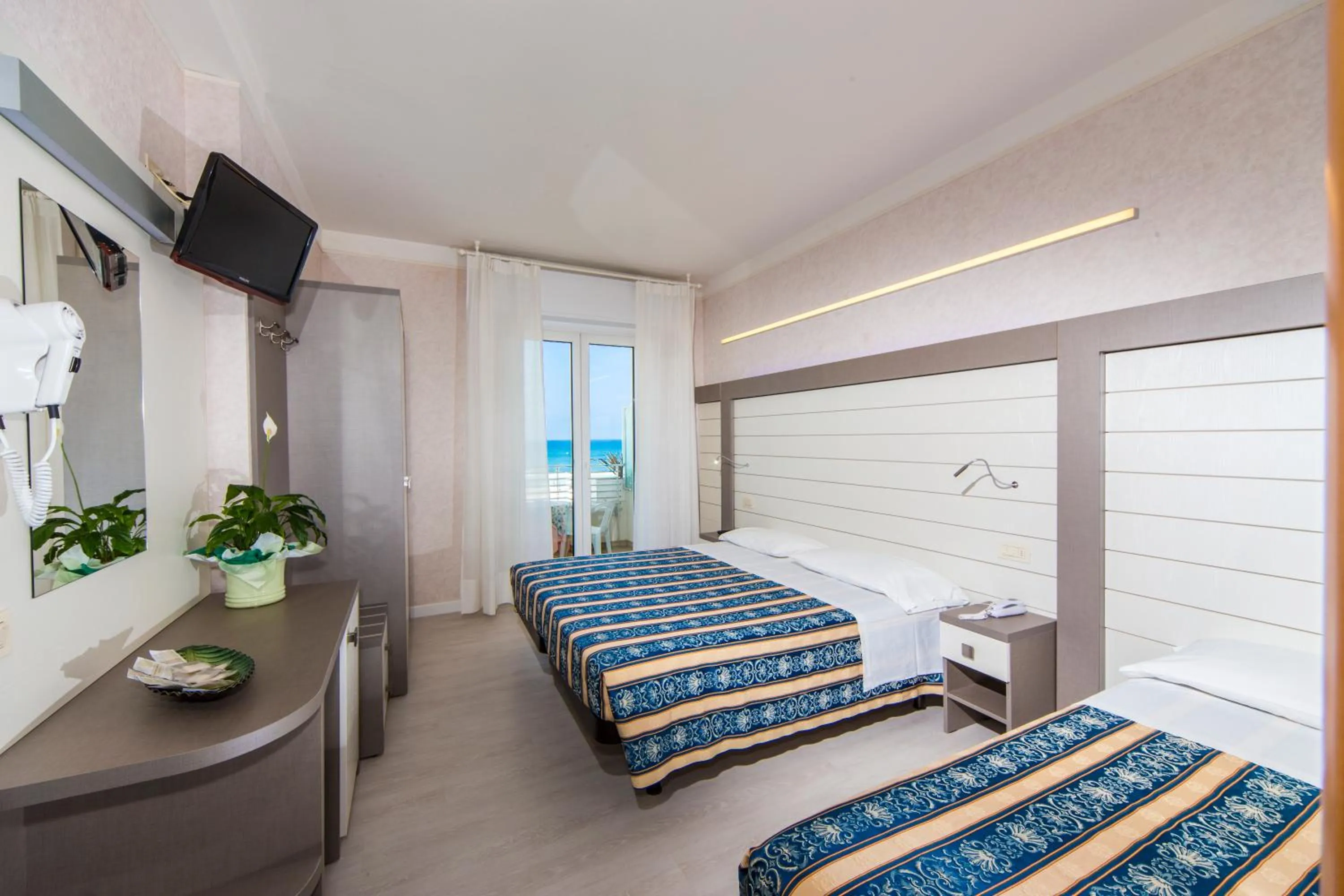 Photo of the whole room, Bed in Hotel Record