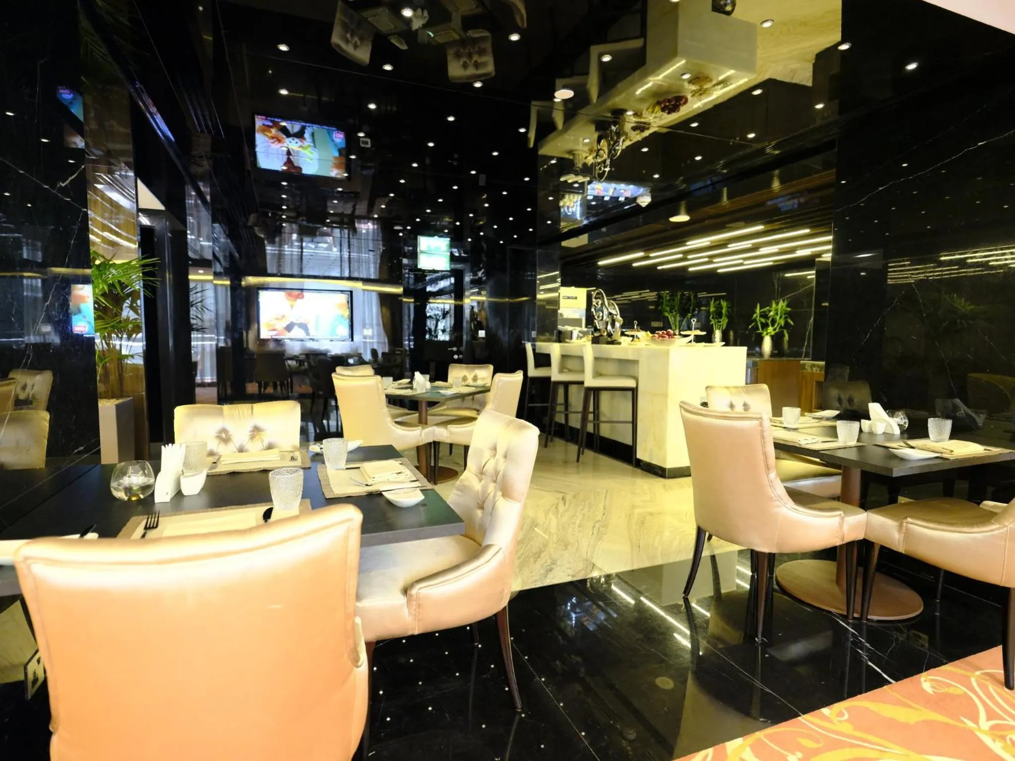 Lounge or bar in Crowne Plaza Kuwait Al Thuraya City by IHG