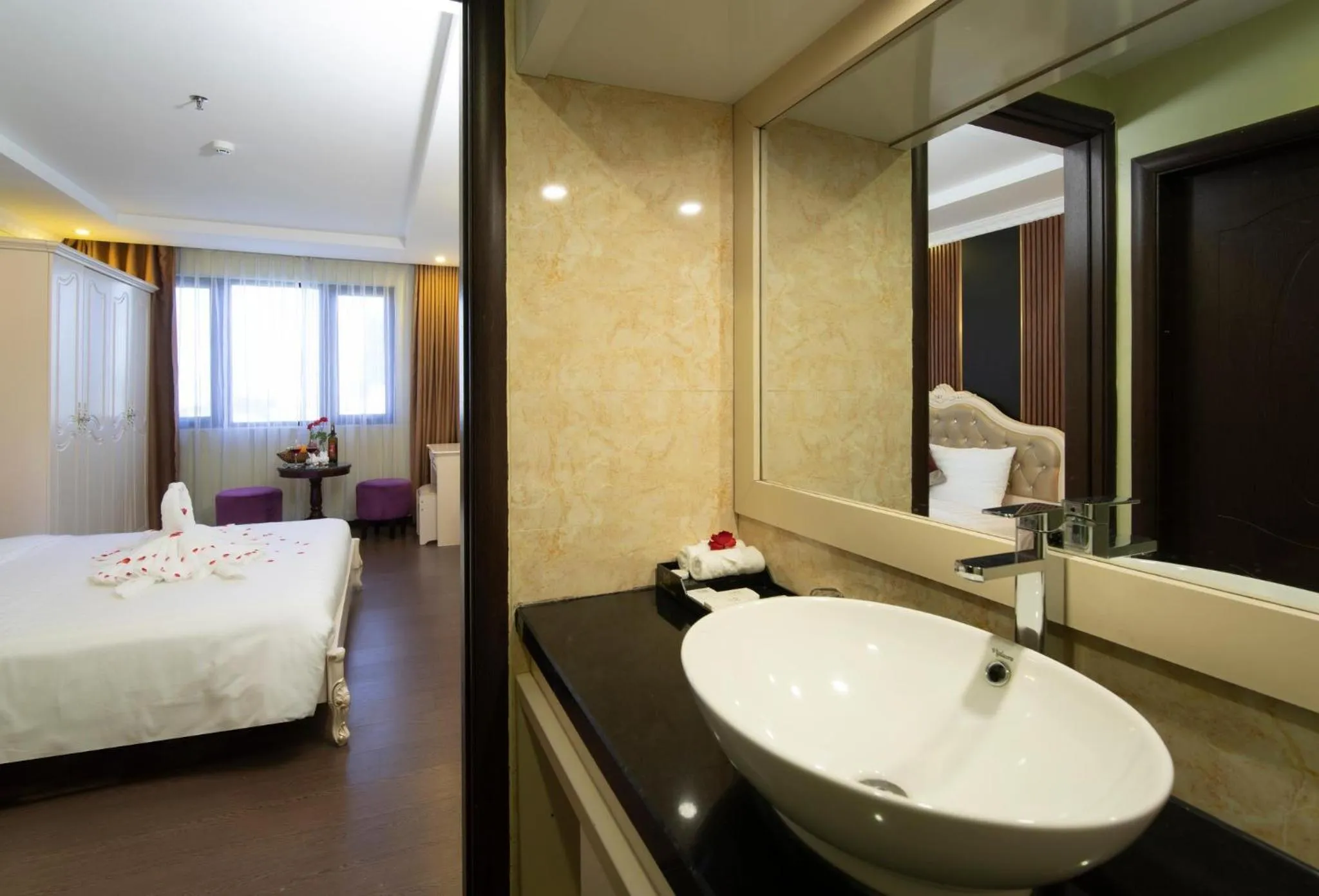 Bed in Me Q Beach Hotel