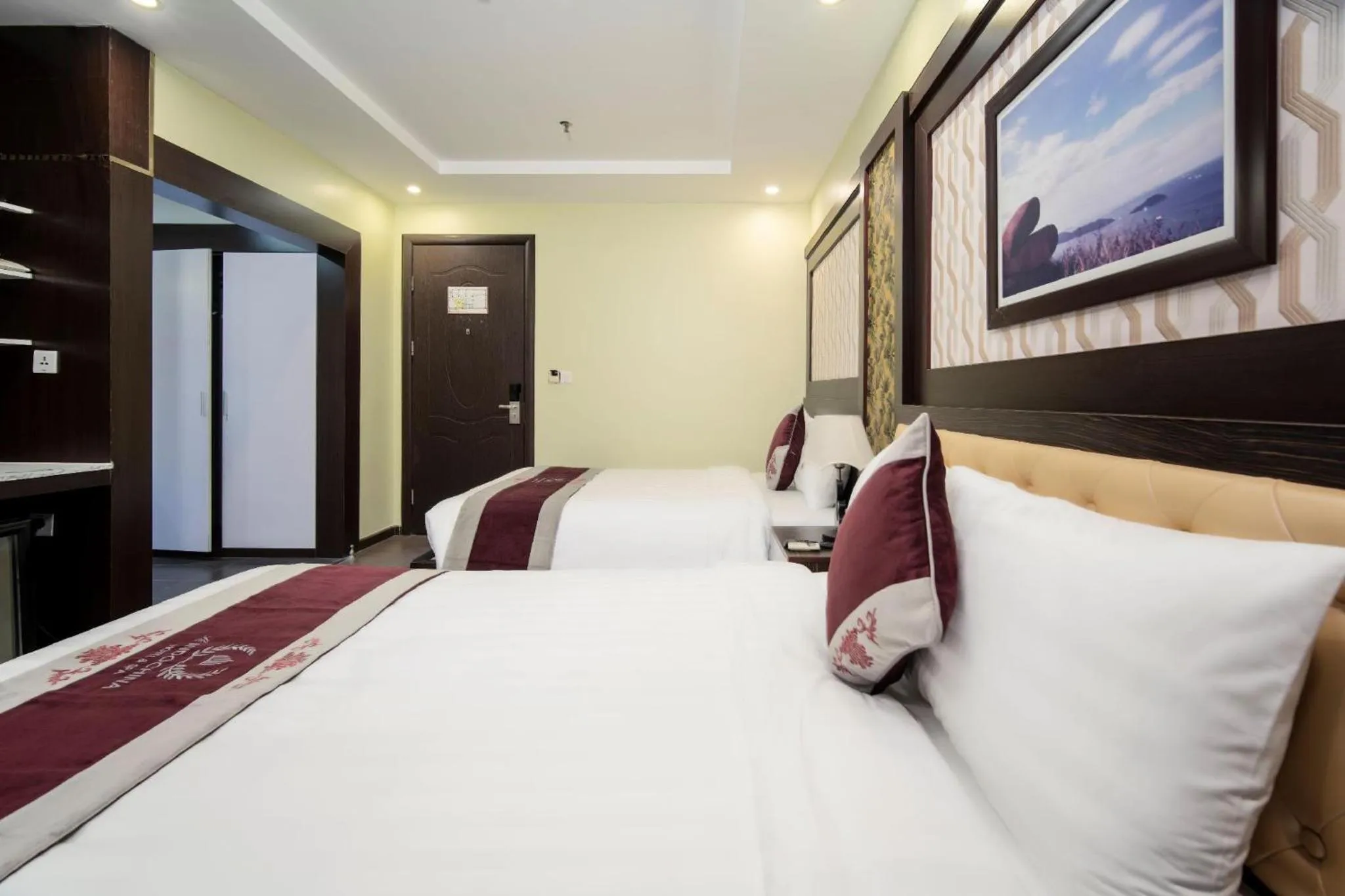 Bed in Me Q Beach Hotel