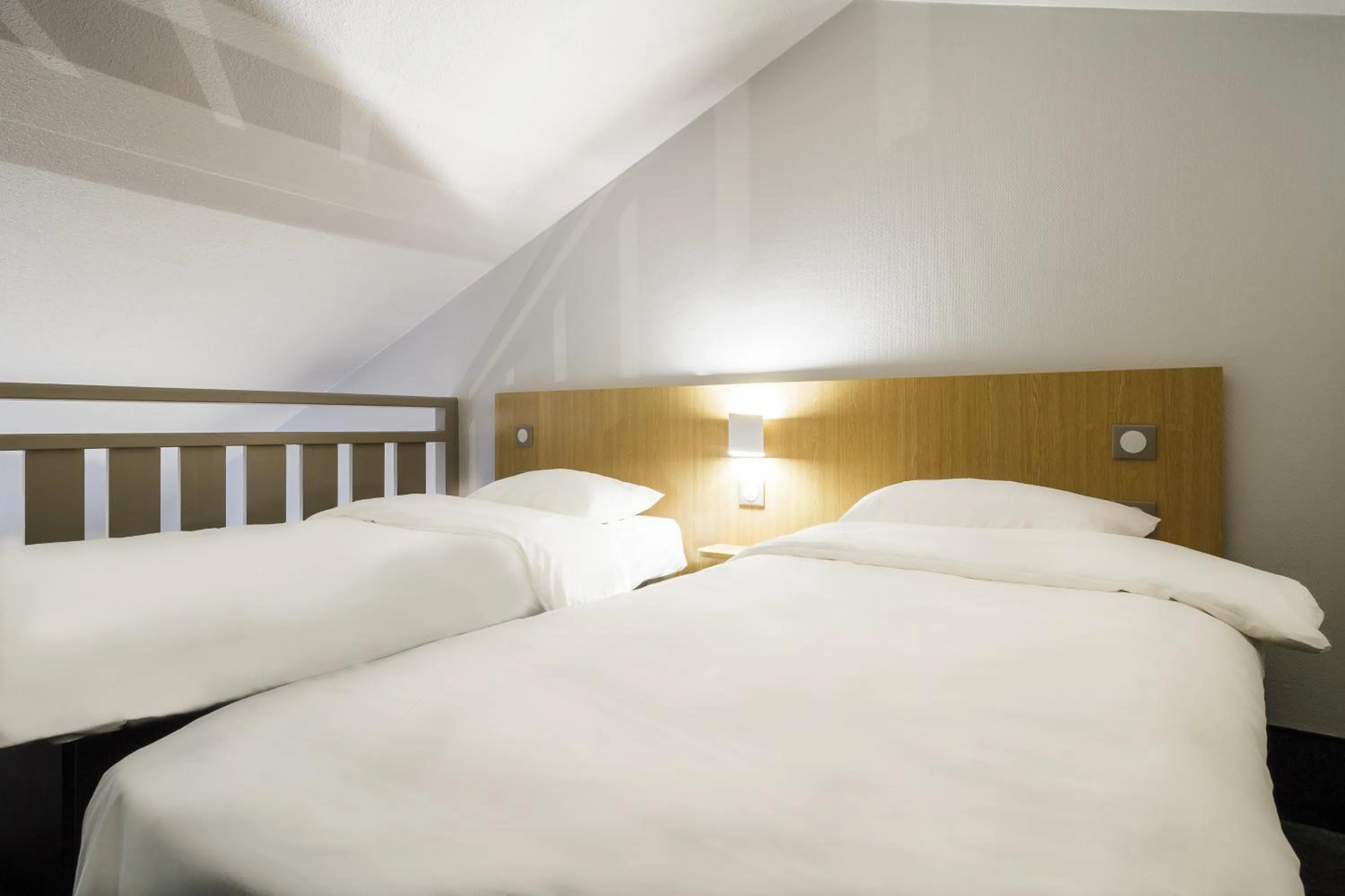 Bedroom, Bed in B&B HOTEL Saint-Brieuc