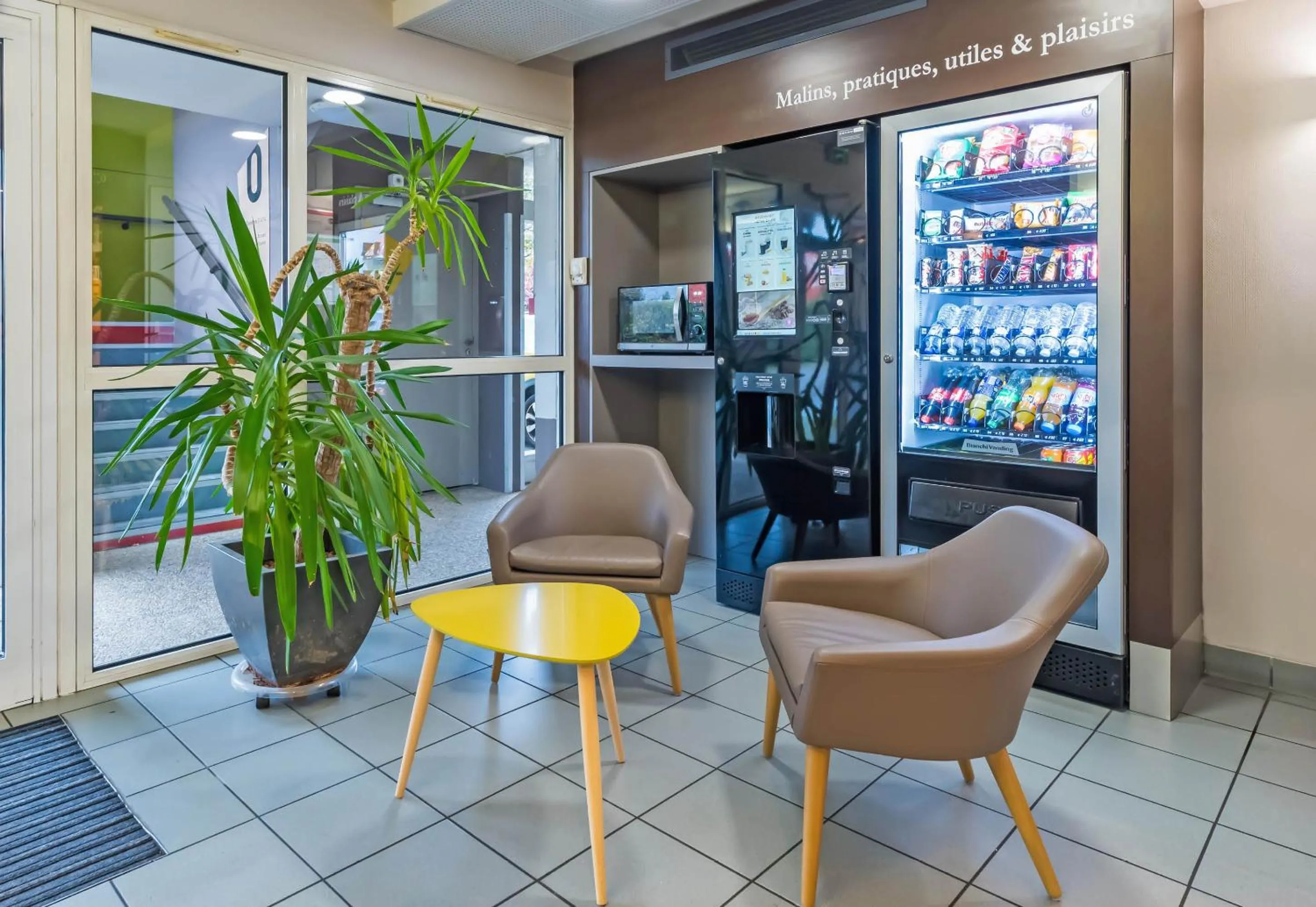 vending machine in B&B HOTEL Saint-Brieuc