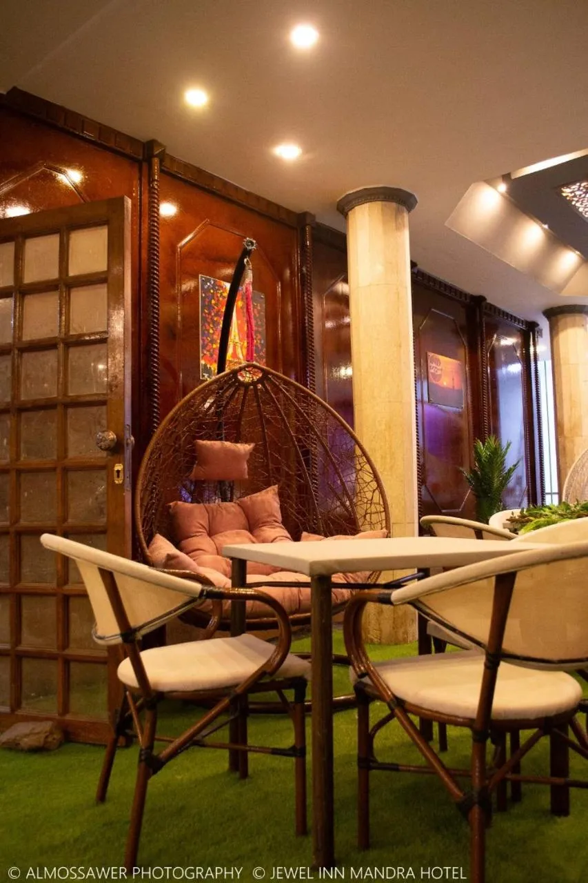 Restaurant/places to eat in Jewel Mandara Apartments