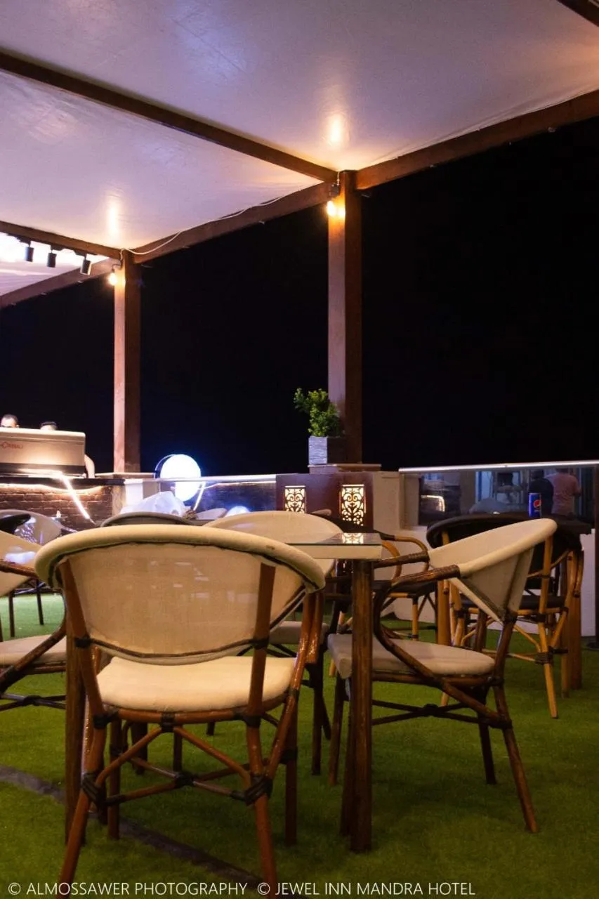 Restaurant/places to eat in Jewel Mandara Apartments