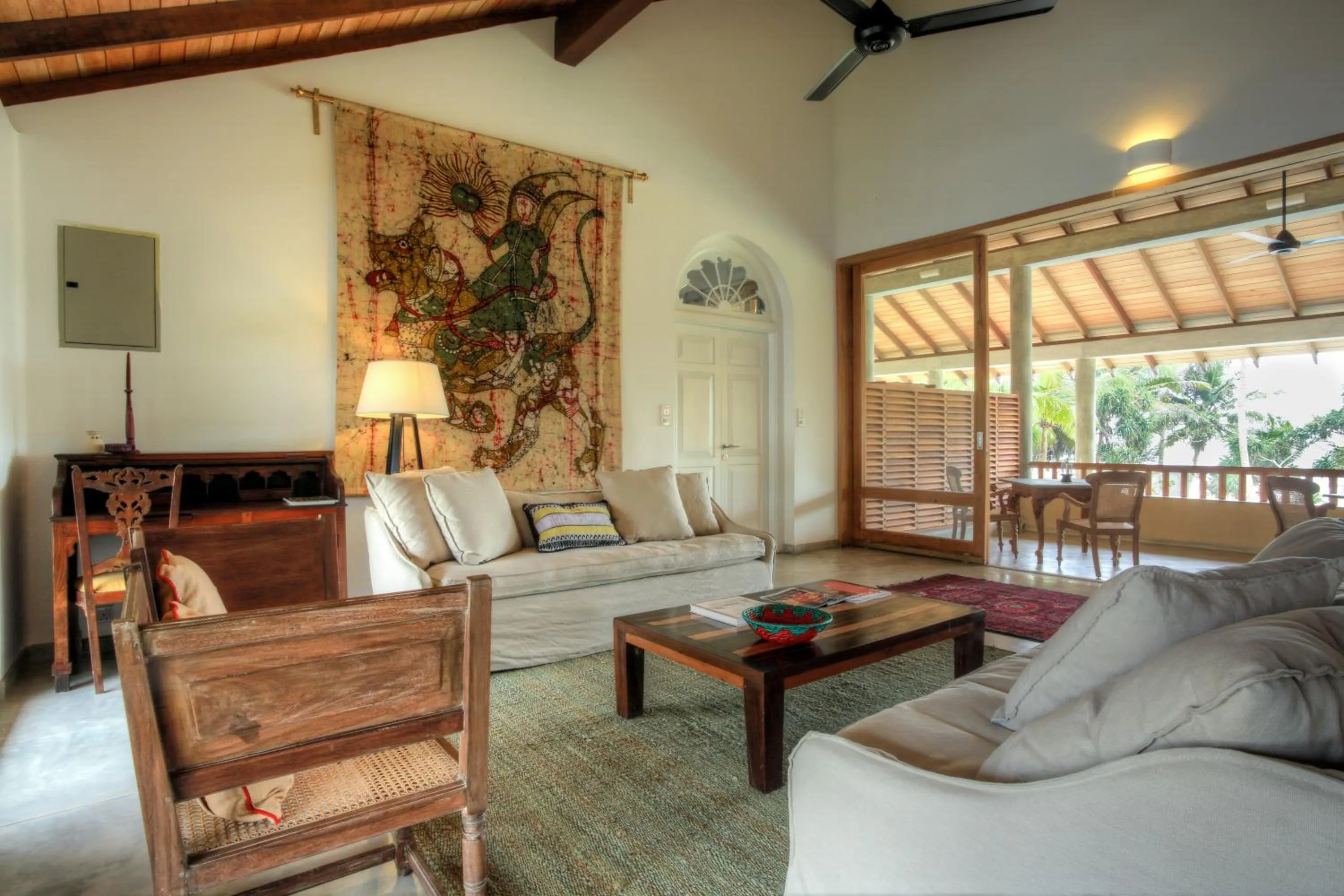 Communal lounge/ TV room in Villa Saffron Hikkaduwa