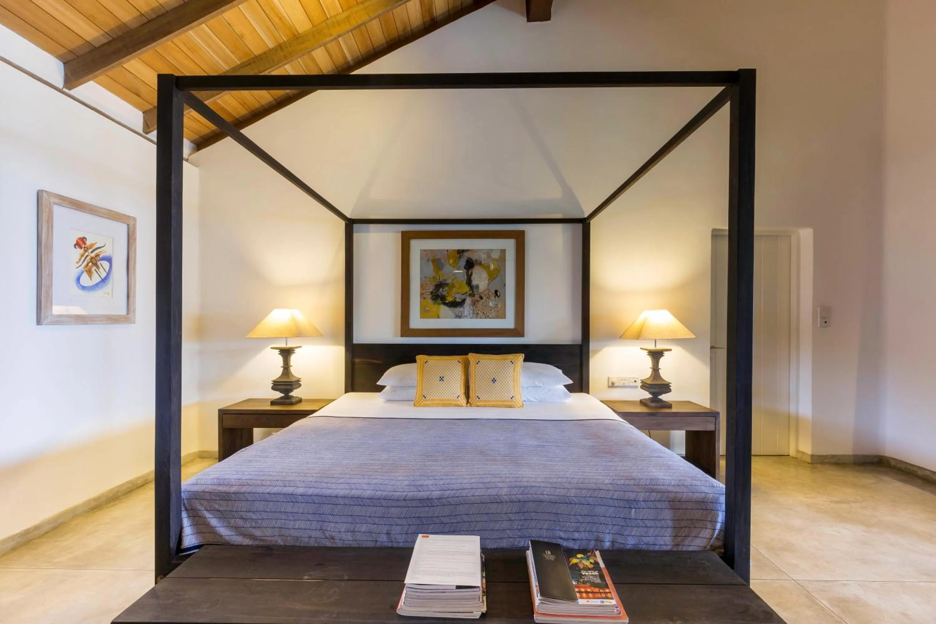 Bed in Villa Saffron Hikkaduwa