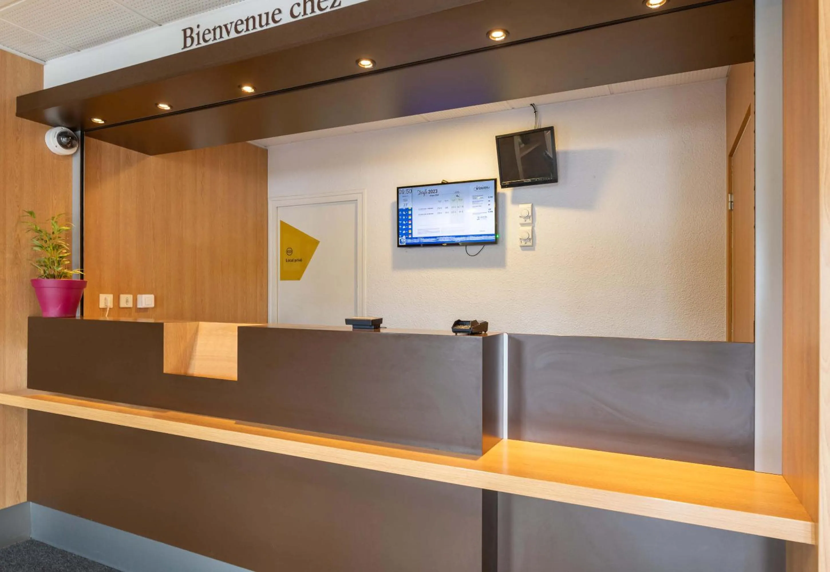 Lobby or reception in B&B HOTEL Lyon Grand Stade Meyzieu