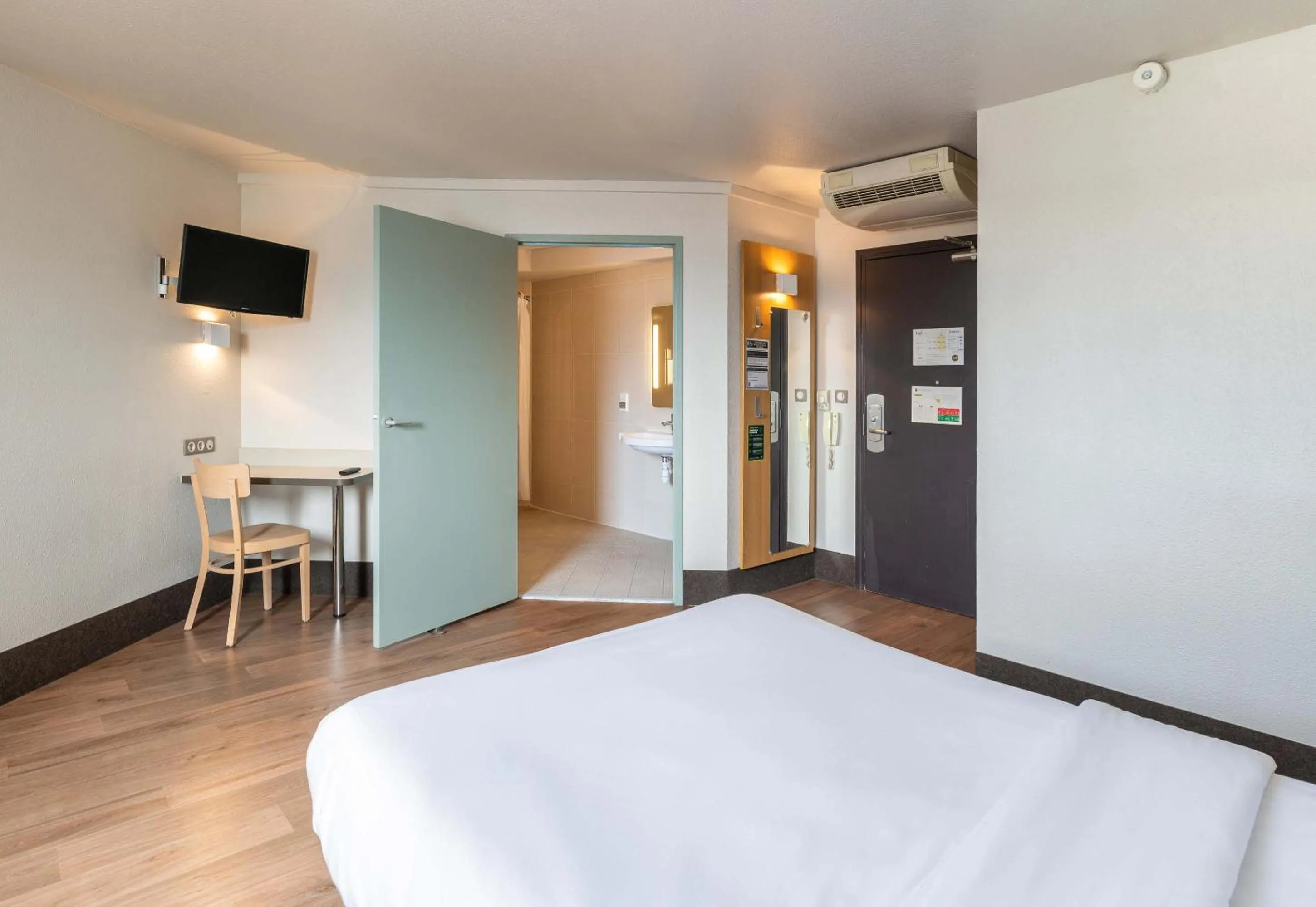 Bedroom, Bed in B&B HOTEL Lyon Grand Stade Meyzieu