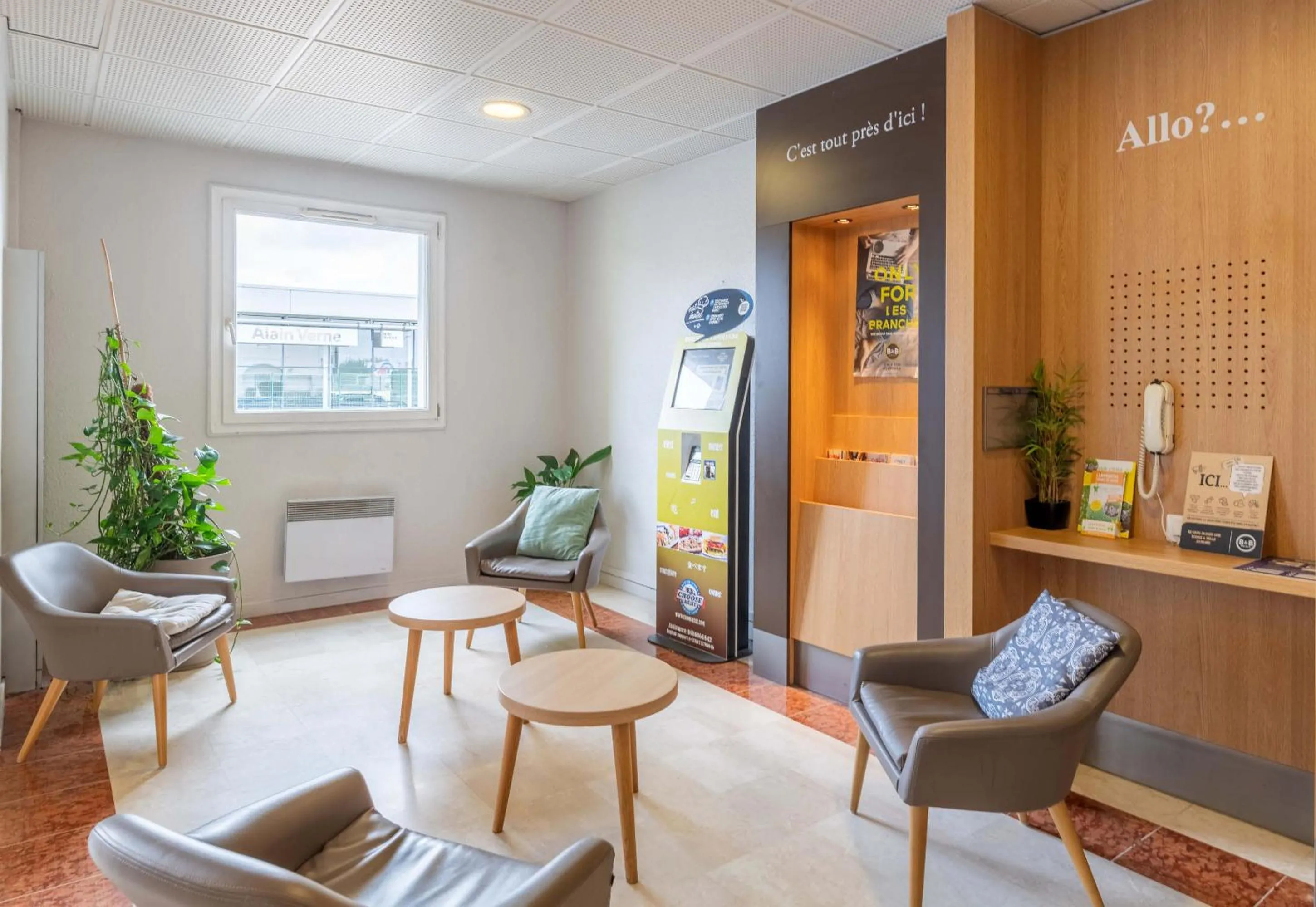 Lobby or reception in B&B HOTEL Lyon Grand Stade Meyzieu