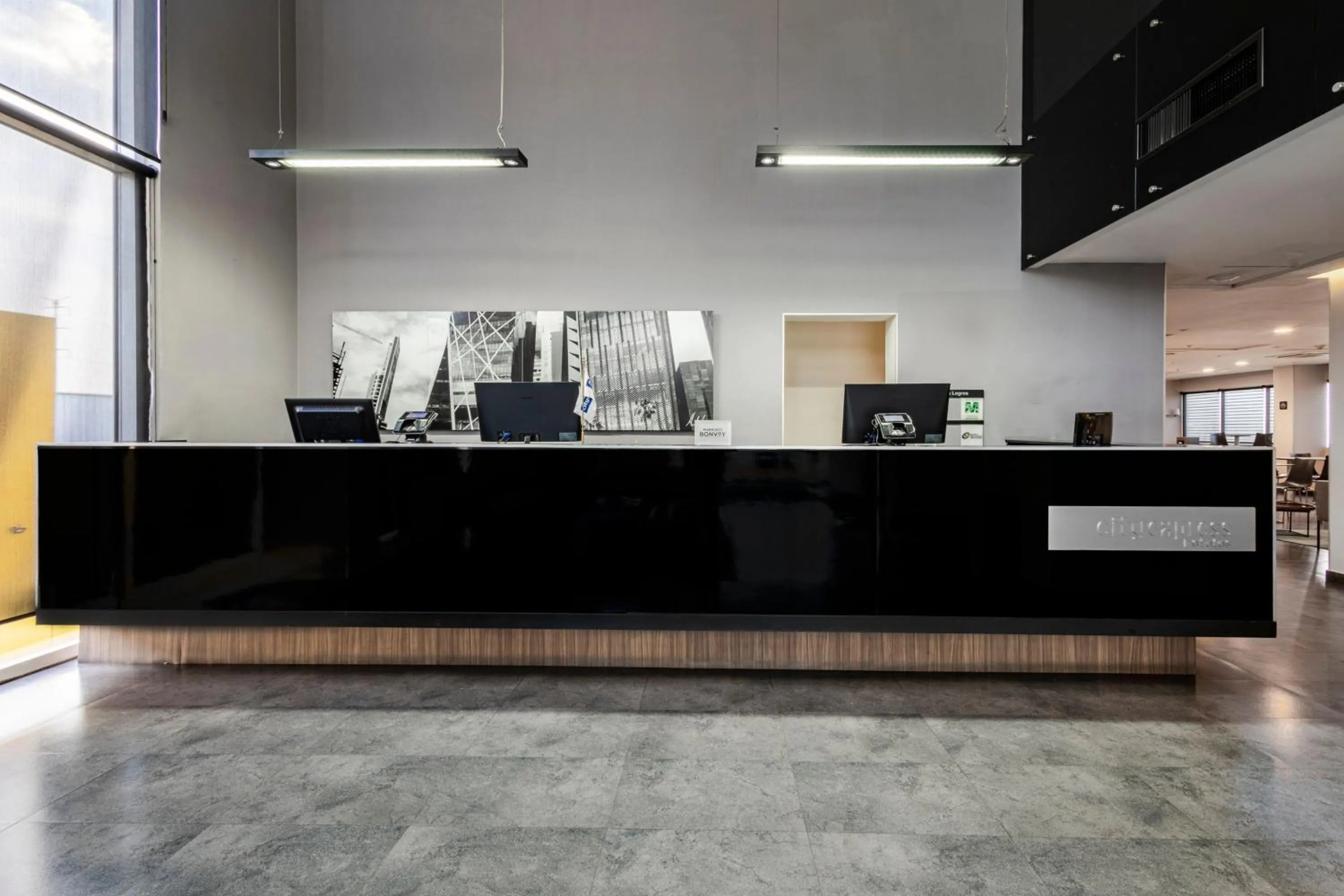 Lobby or reception in City Express by Marriott Guadalajara Aeropuerto