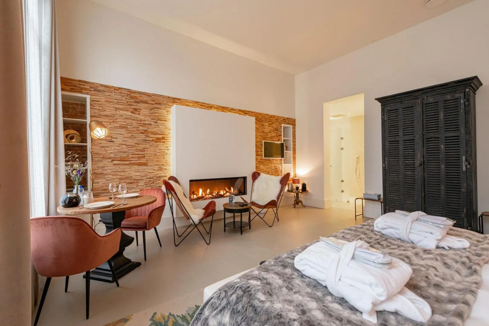 Bathroom, Bed in Bossche Suites Stationsweg