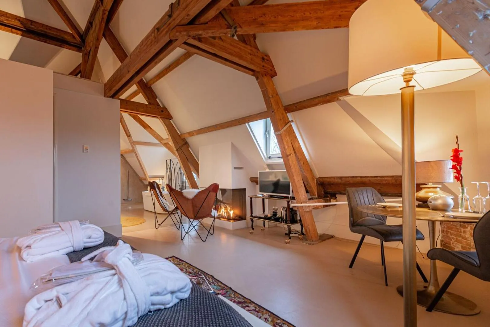 Seating area, Bed in Bossche Suites Stationsweg