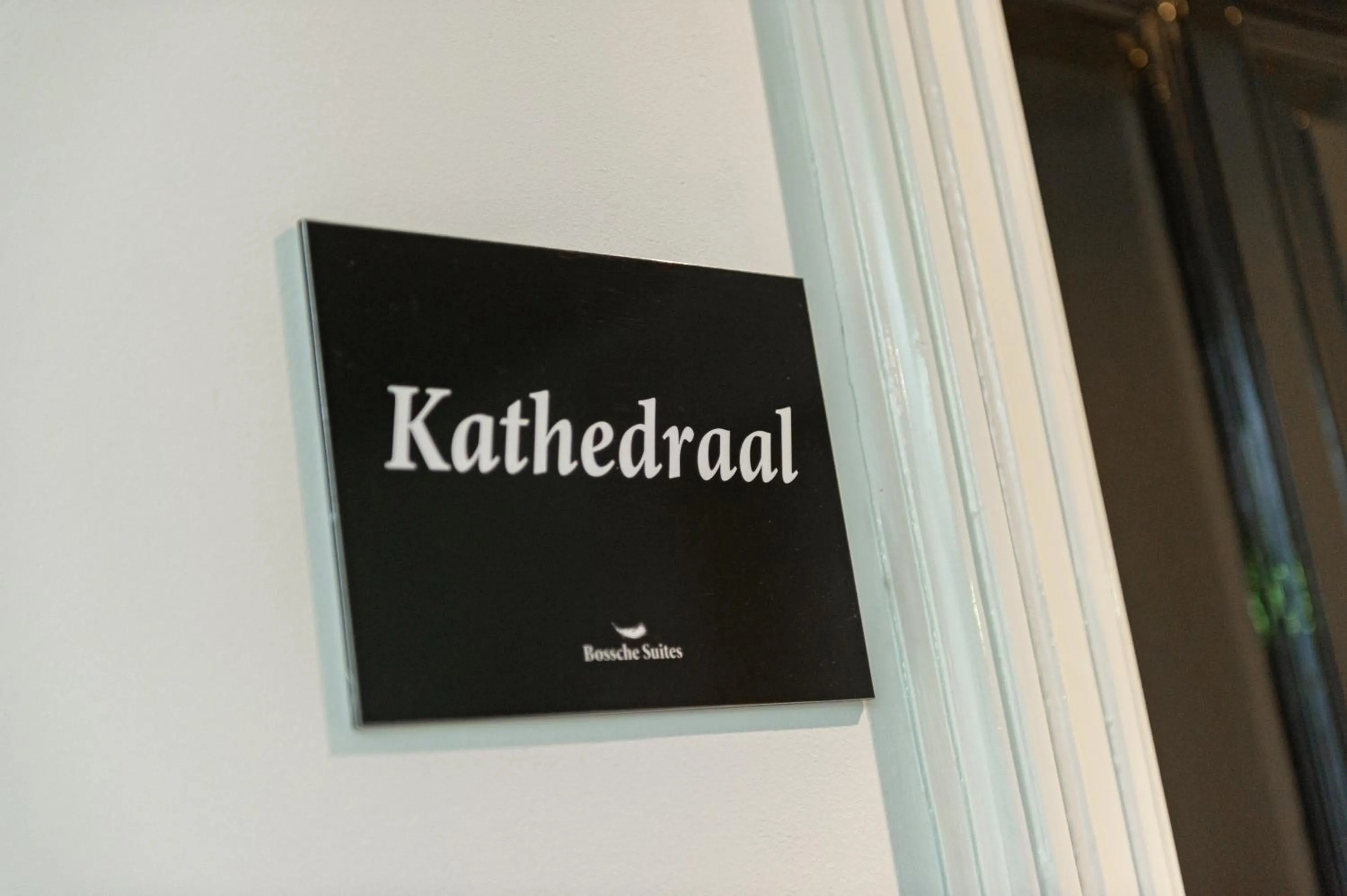 Property logo or sign in Bossche Suites Stationsweg