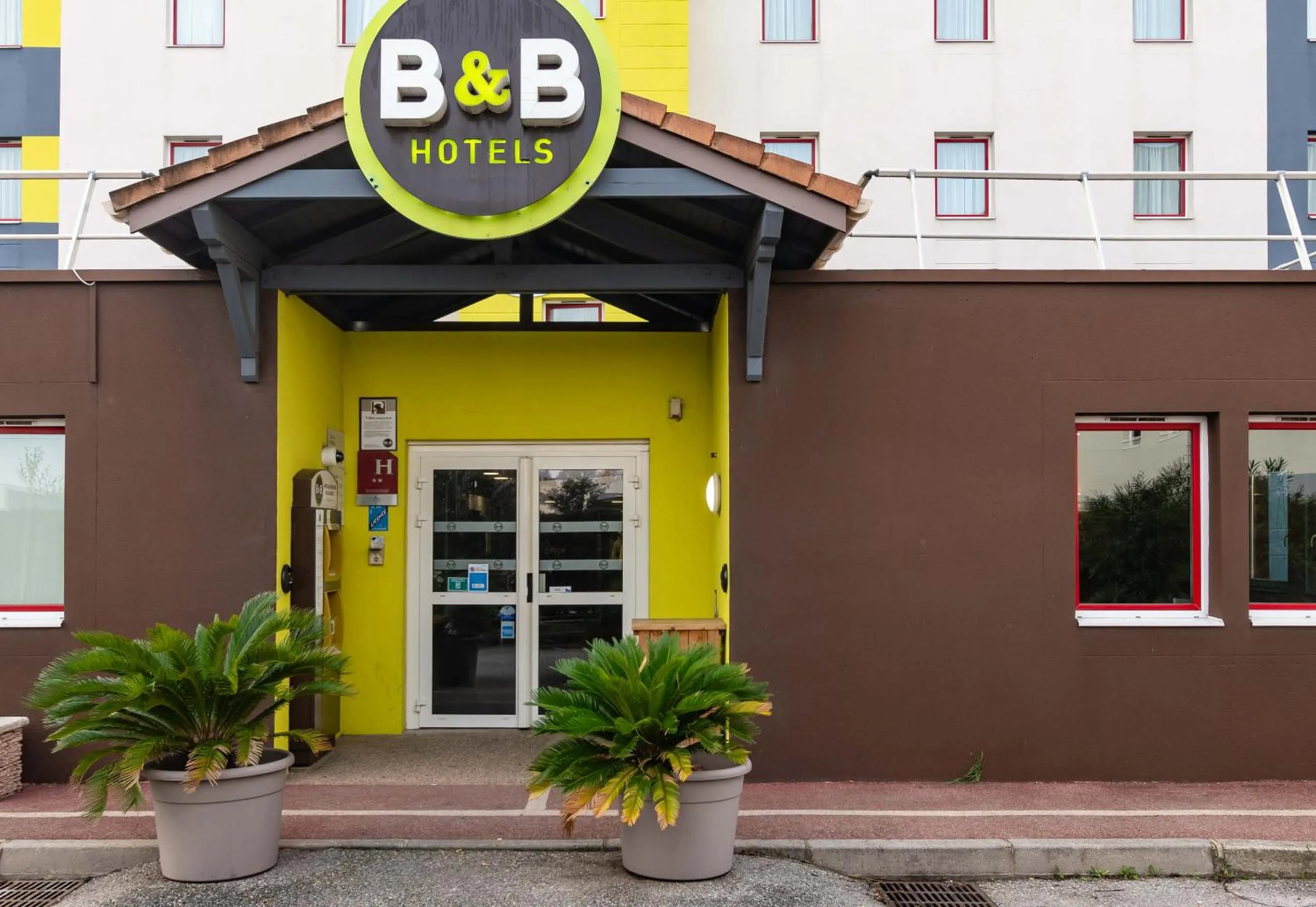 Facade/entrance in B&B HOTEL Valence Sud