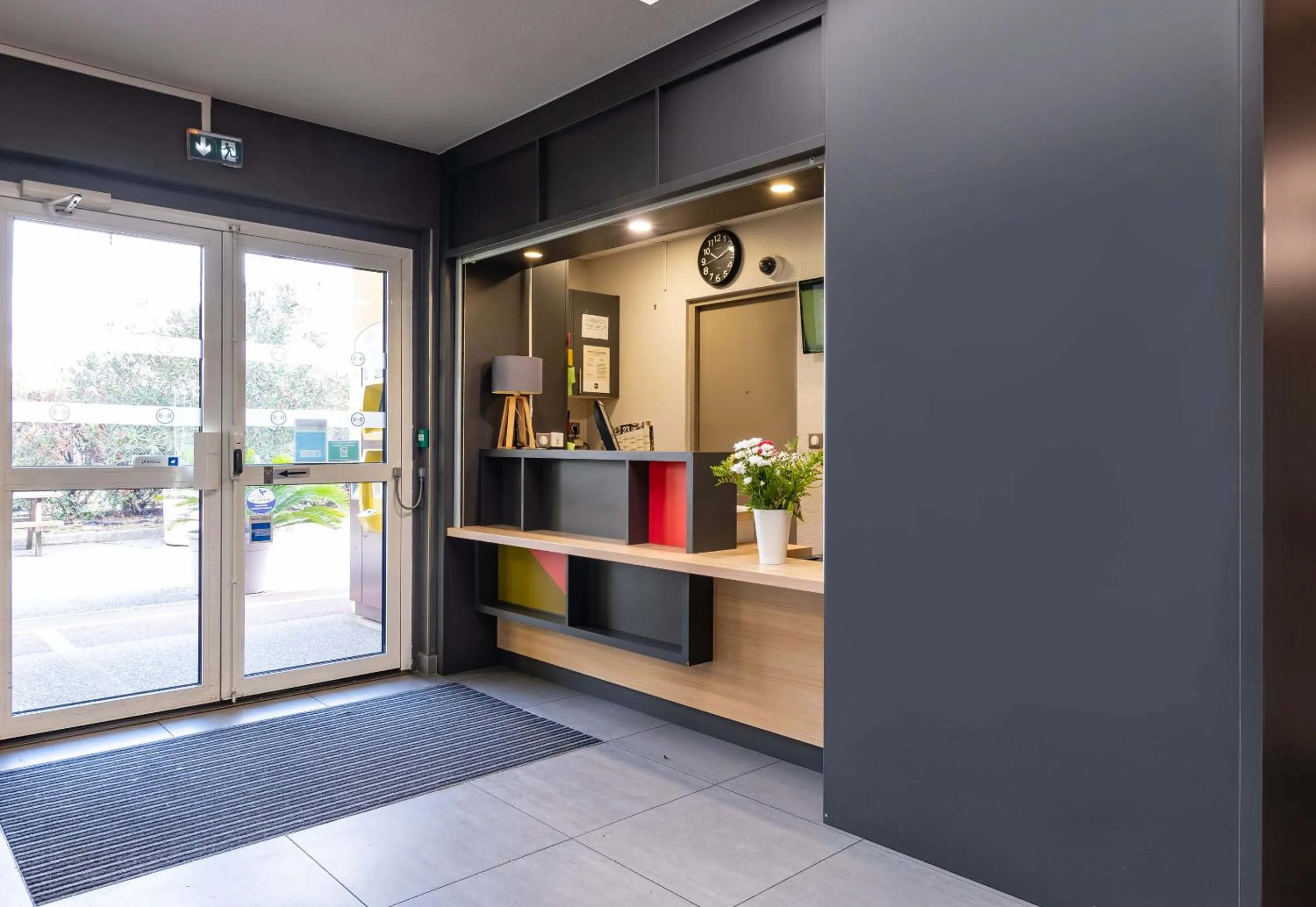 Lobby or reception in B&B HOTEL Valence Sud