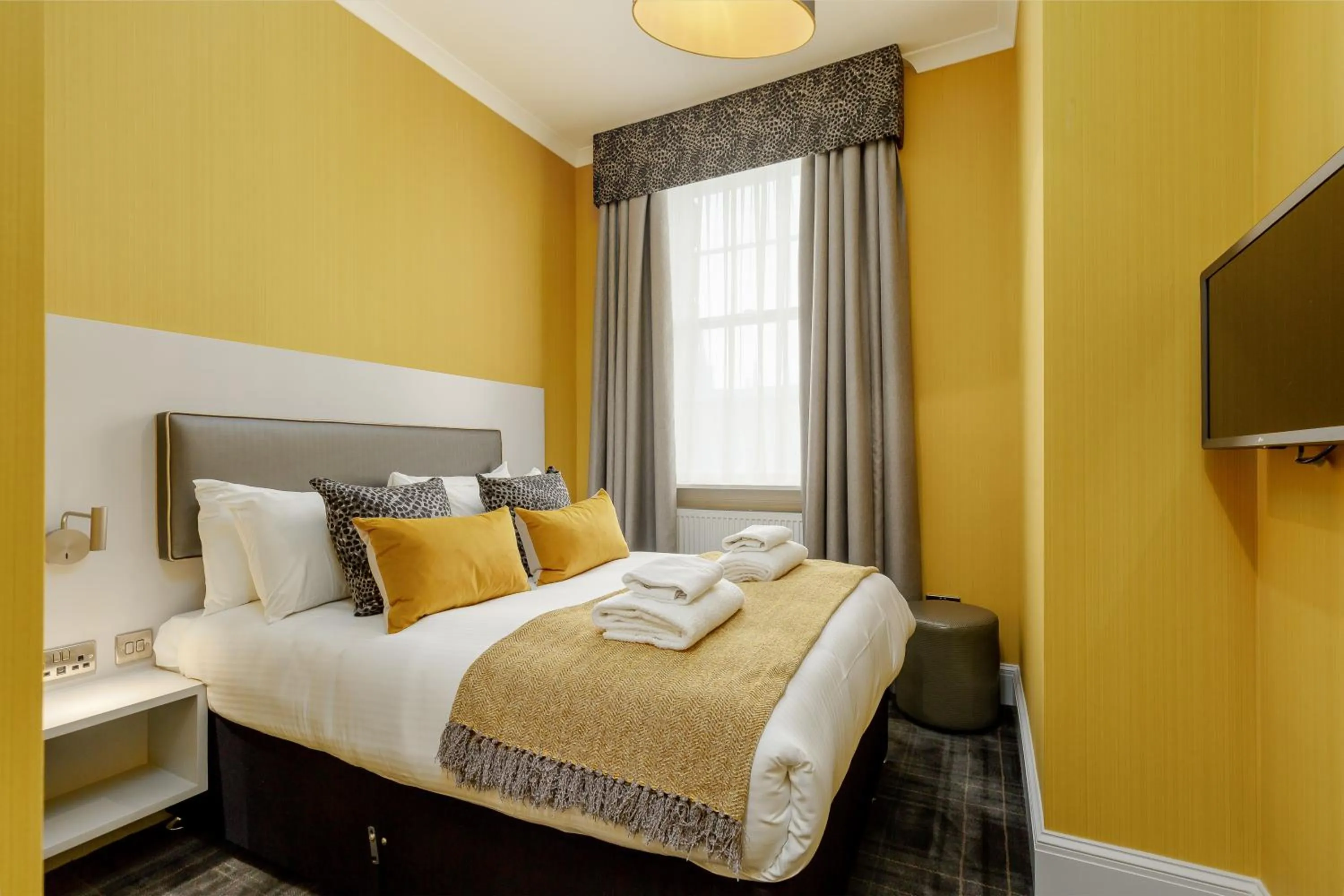 Bed in Destiny Scotland - Princes Street Residence